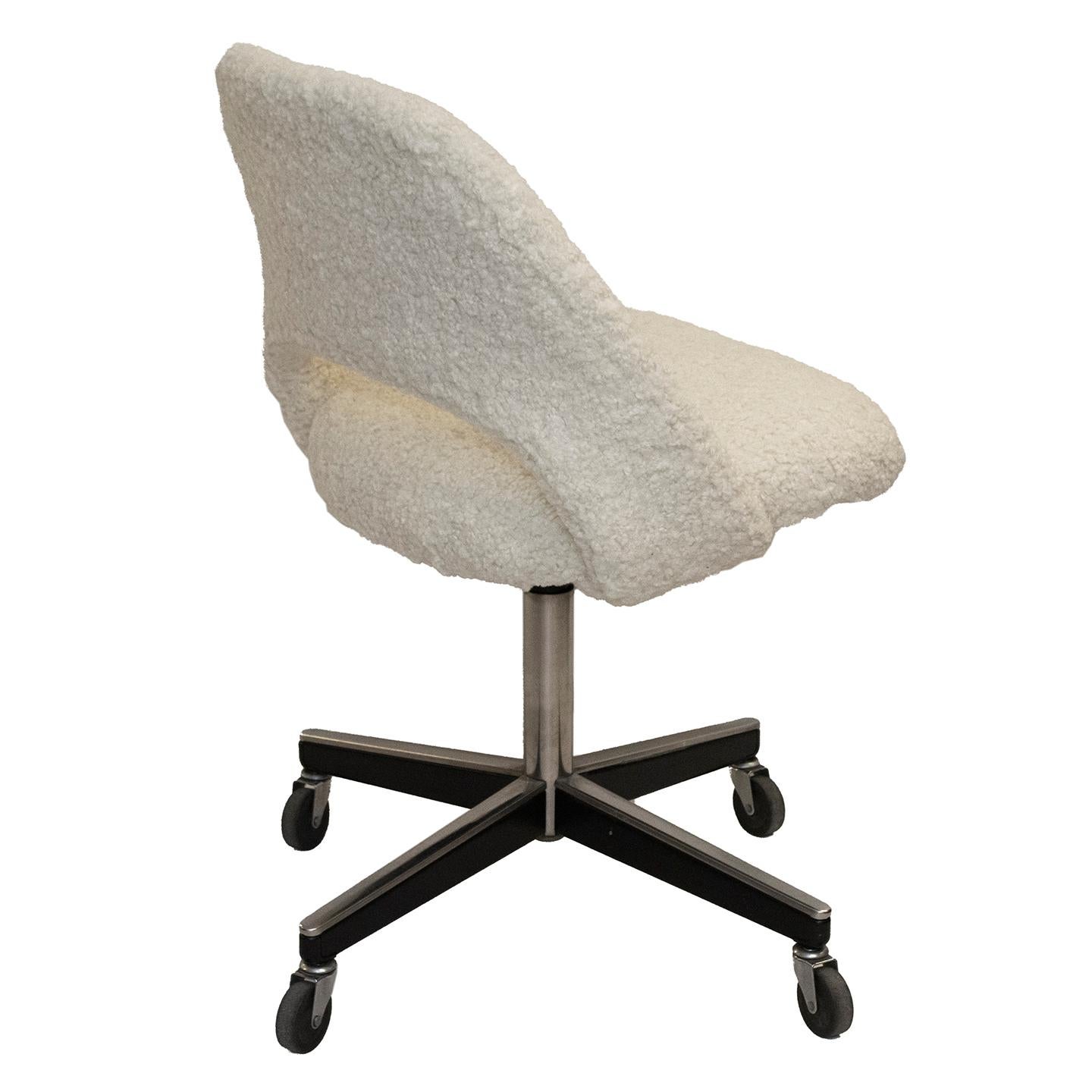 American Vintage Knoll Saarinen Desk Swivel Chair Upholstered in White Faux Shearling