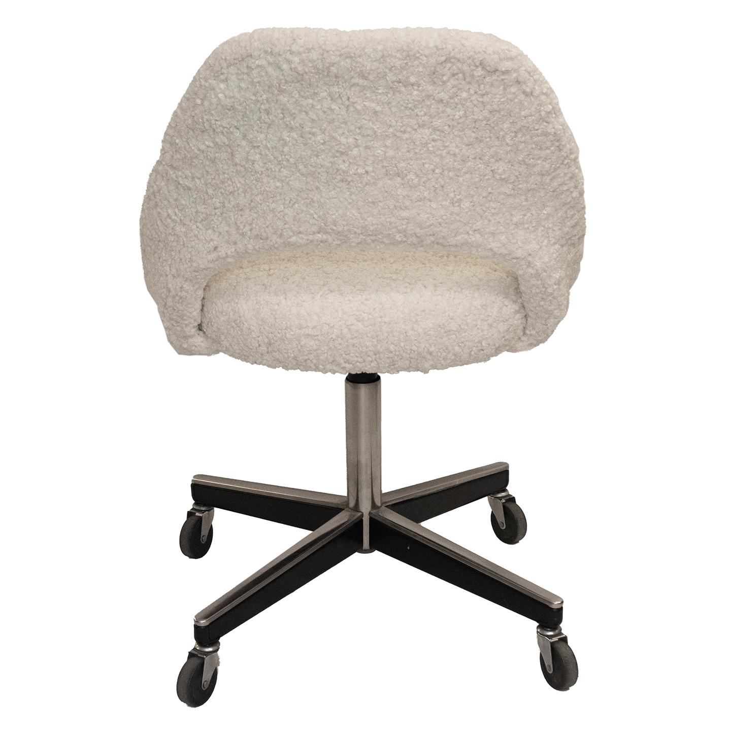 Machine-Made Vintage Knoll Saarinen Desk Swivel Chair Upholstered in White Faux Shearling