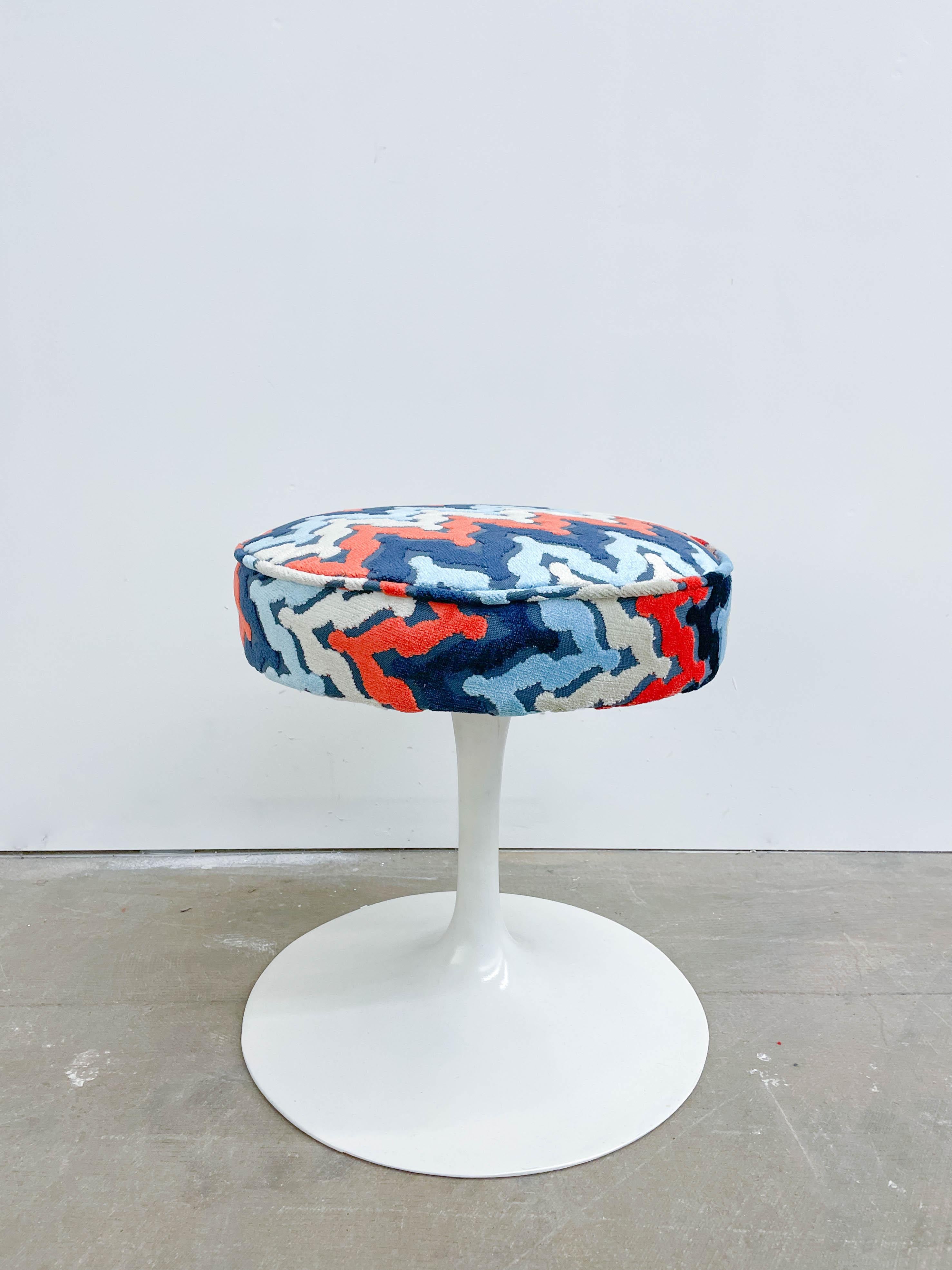 This is a beautiful vintage Eero Saarinen-designed spinning stool newly upholstered in a cut velvet fabric by Michael Jon Designs titled 'Jacquard'. The metal base has the BR 51 stamp found on all authentic Knoll production of this design. This