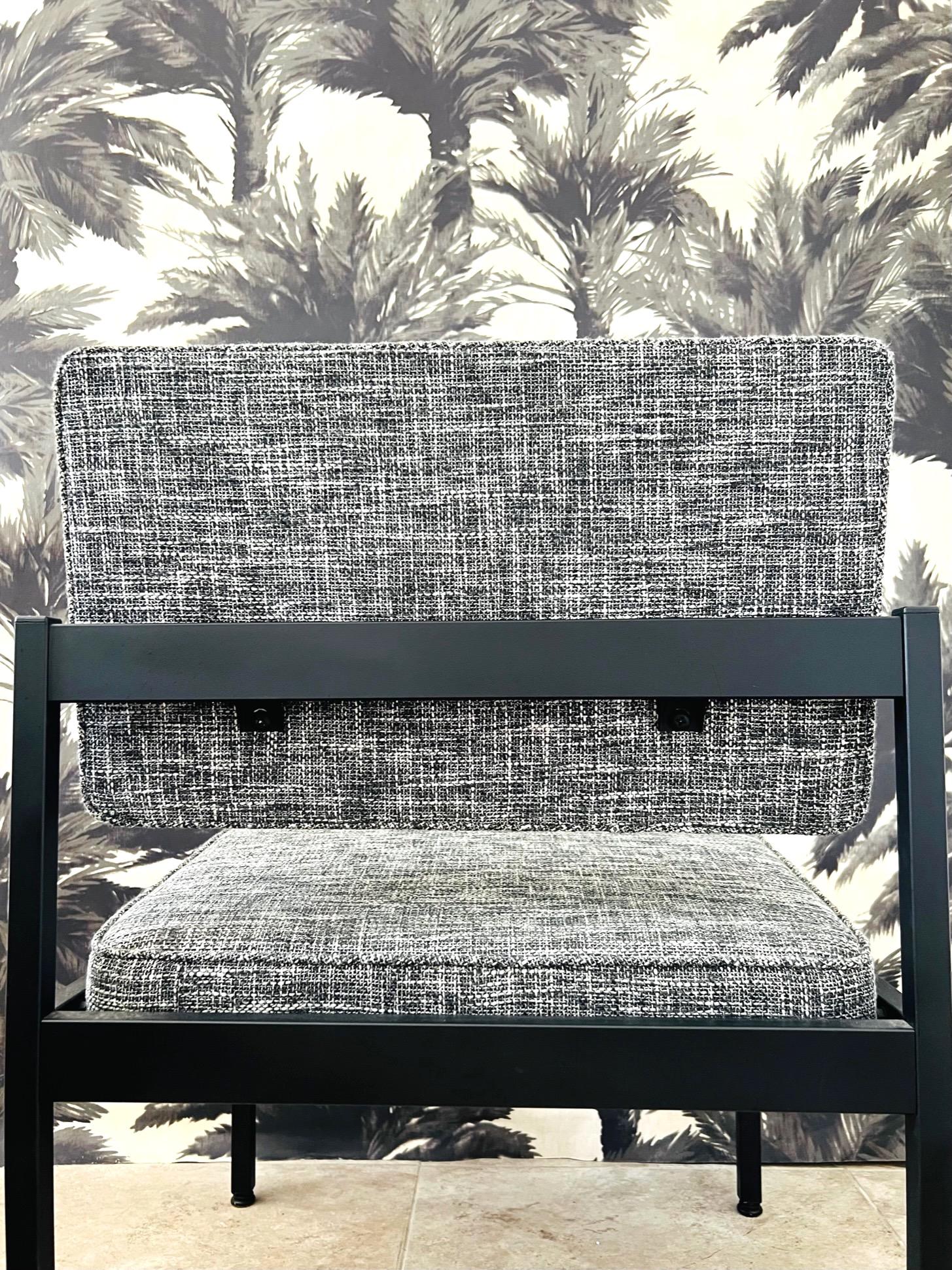 Knoll Style Office Chair in Black and Ivory Tweed, c. 1970's In Good Condition For Sale In Fort Lauderdale, FL