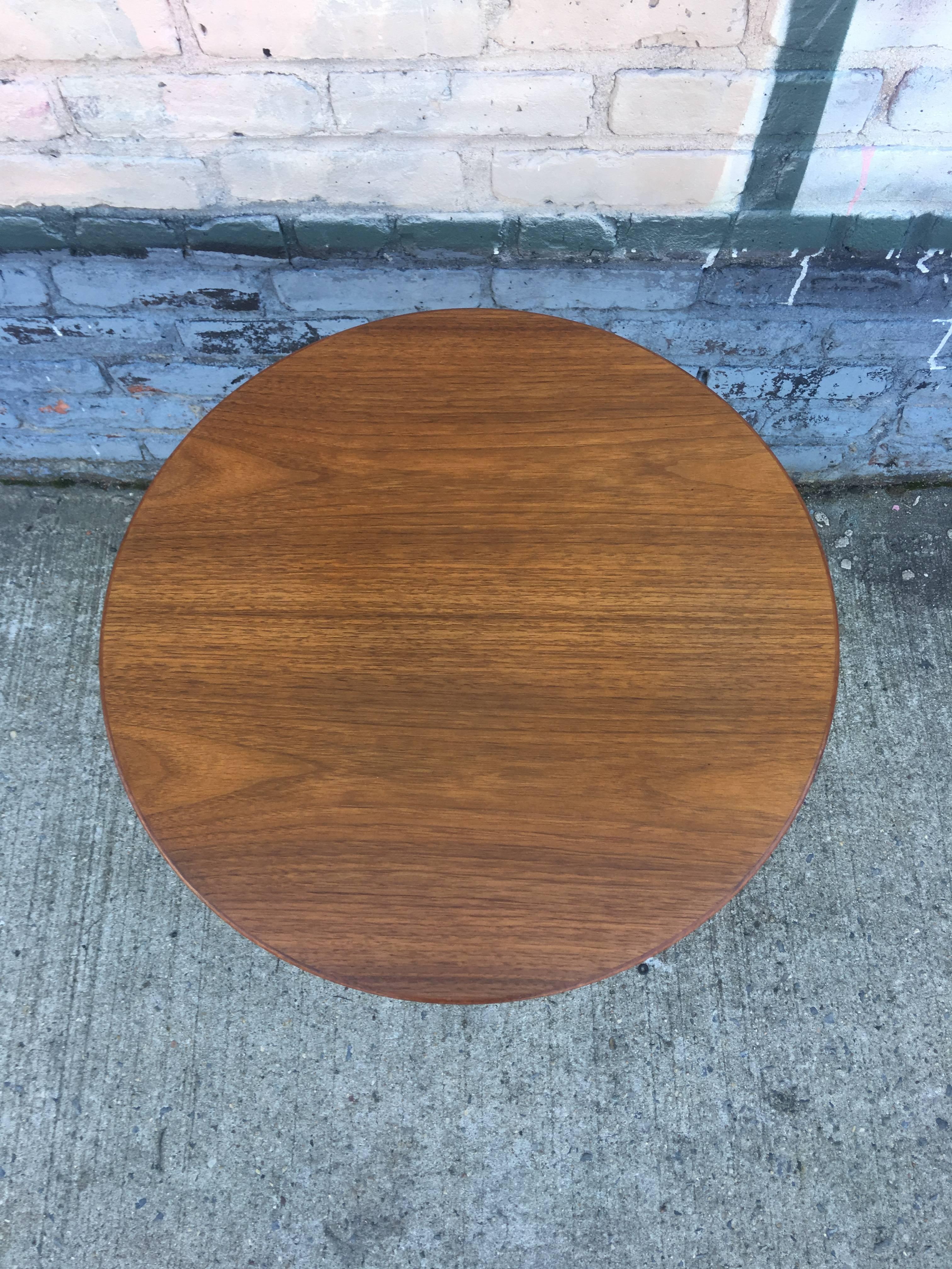 Mid-Century Modern Table d'appoint vintage en noyer Tulip de Knoll par Eero Saarinen