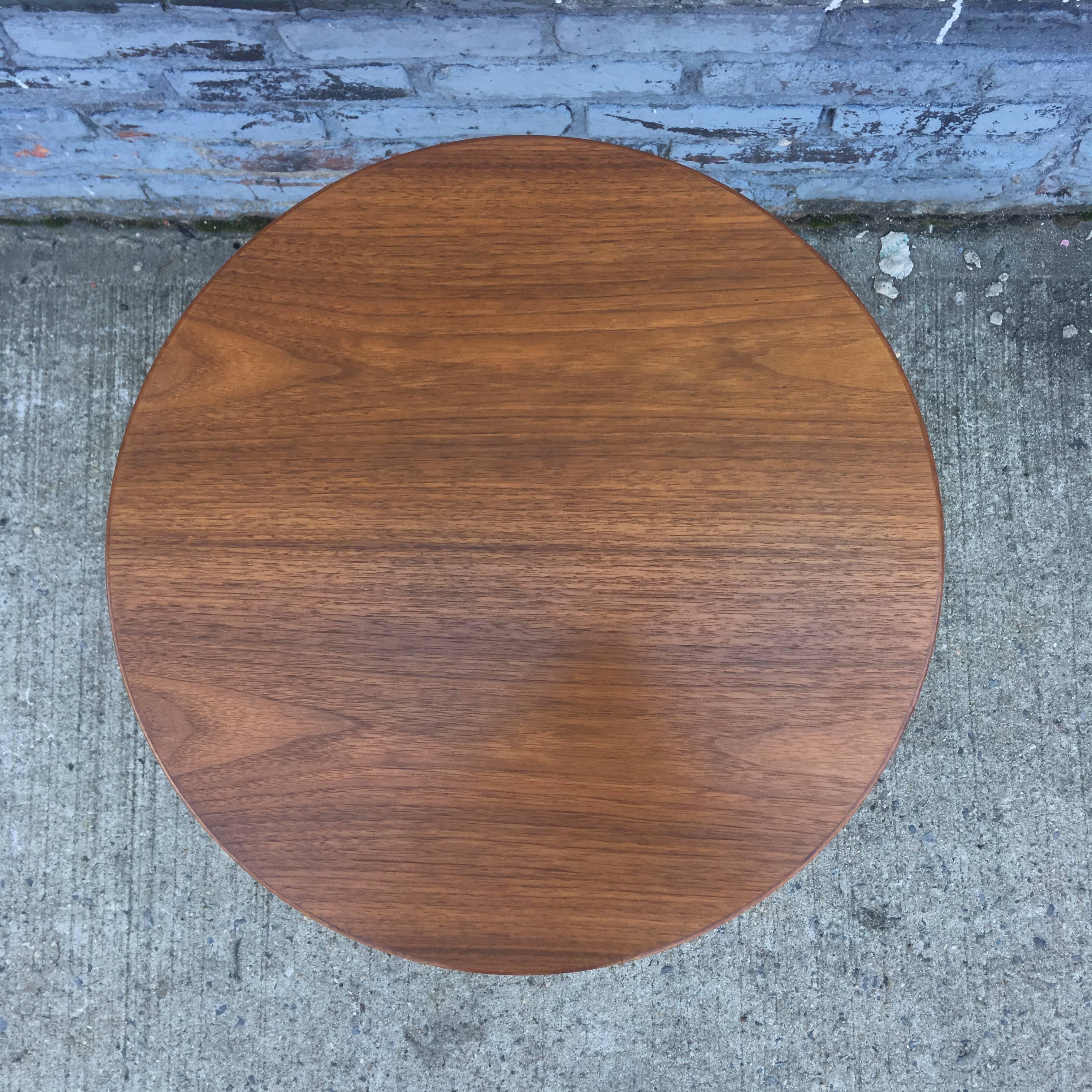 Américain Table d'appoint vintage en noyer Tulip de Knoll par Eero Saarinen
