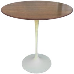 Table d'appoint vintage en noyer Tulip de Knoll par Eero Saarinen