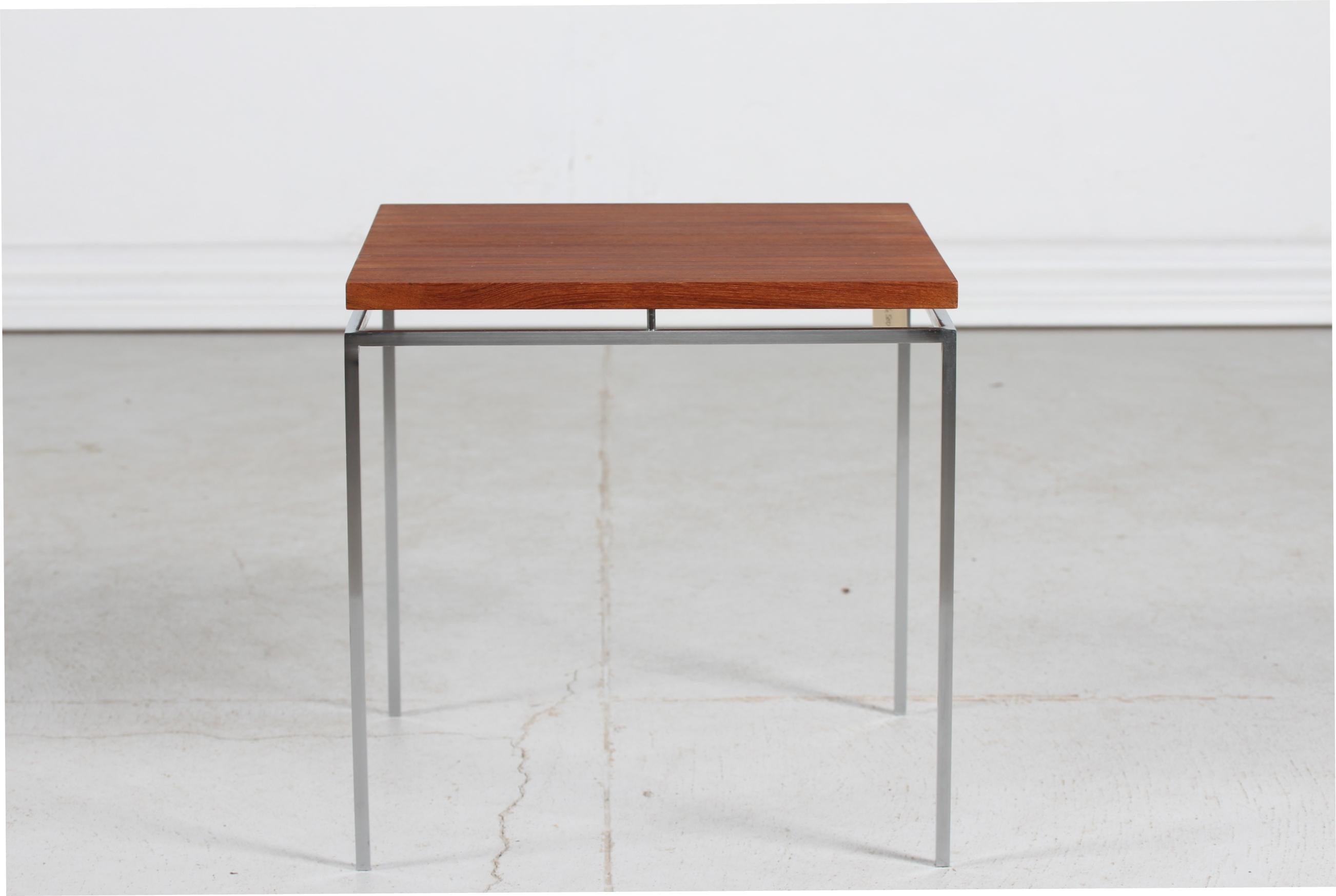 Kleiner Beistelltisch von Knud Joos für Jason Møbler
Der Tisch hat einen Rahmen und Beine aus dünnem Vierkantstahl und eine schwimmende Tischplatte aus Teakholzfurnier.

Schöner Vintage-Zustand.
 