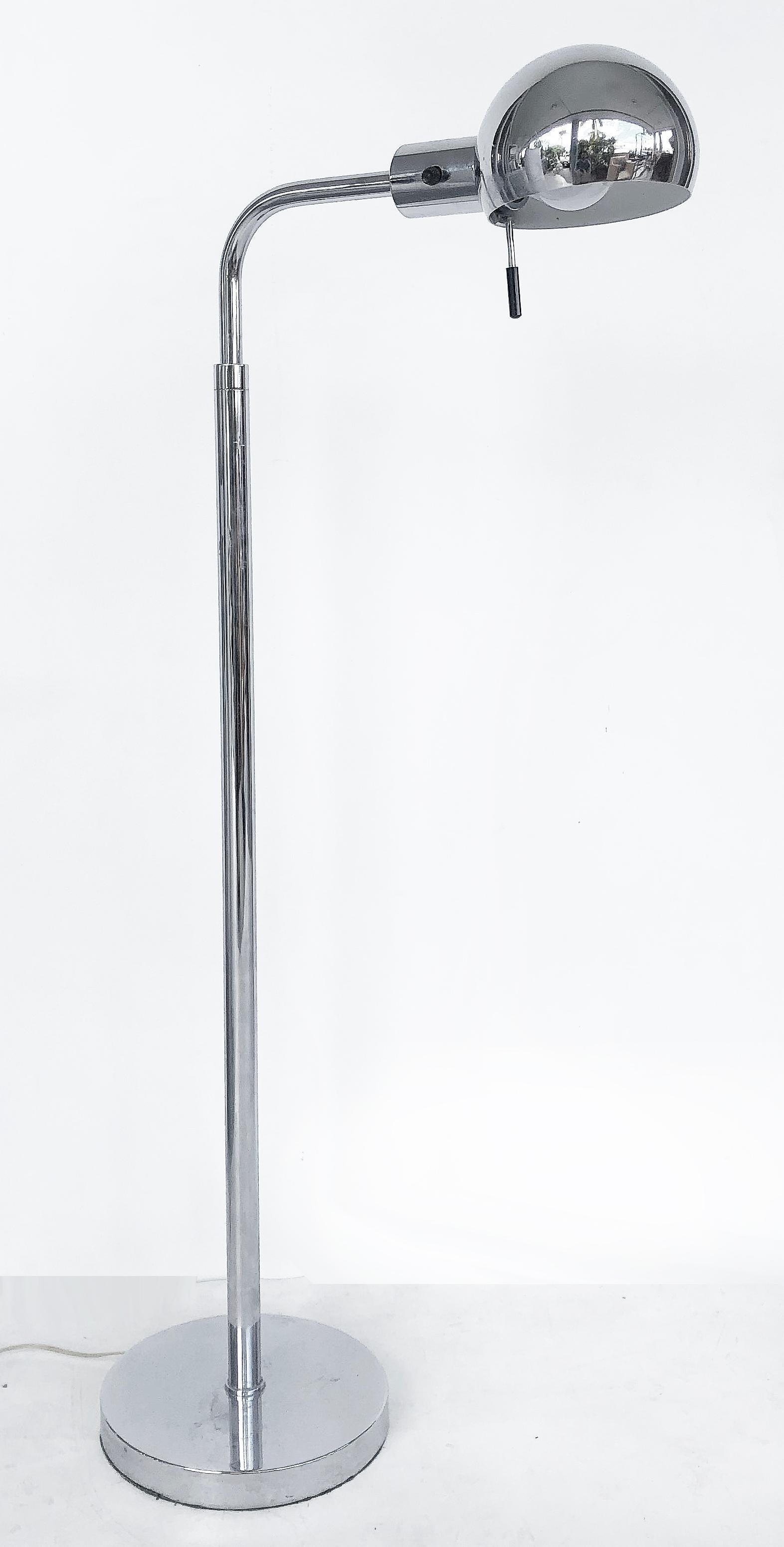 Vintage Koch & Lowy, lampadaire chromé ajustable

Nous proposons à la vente un lampadaire chromé Koch & Lowy des années 1980 avec une tête ajustable. Lorsqu'il est complètement déployé, la hauteur est de 61 1/2