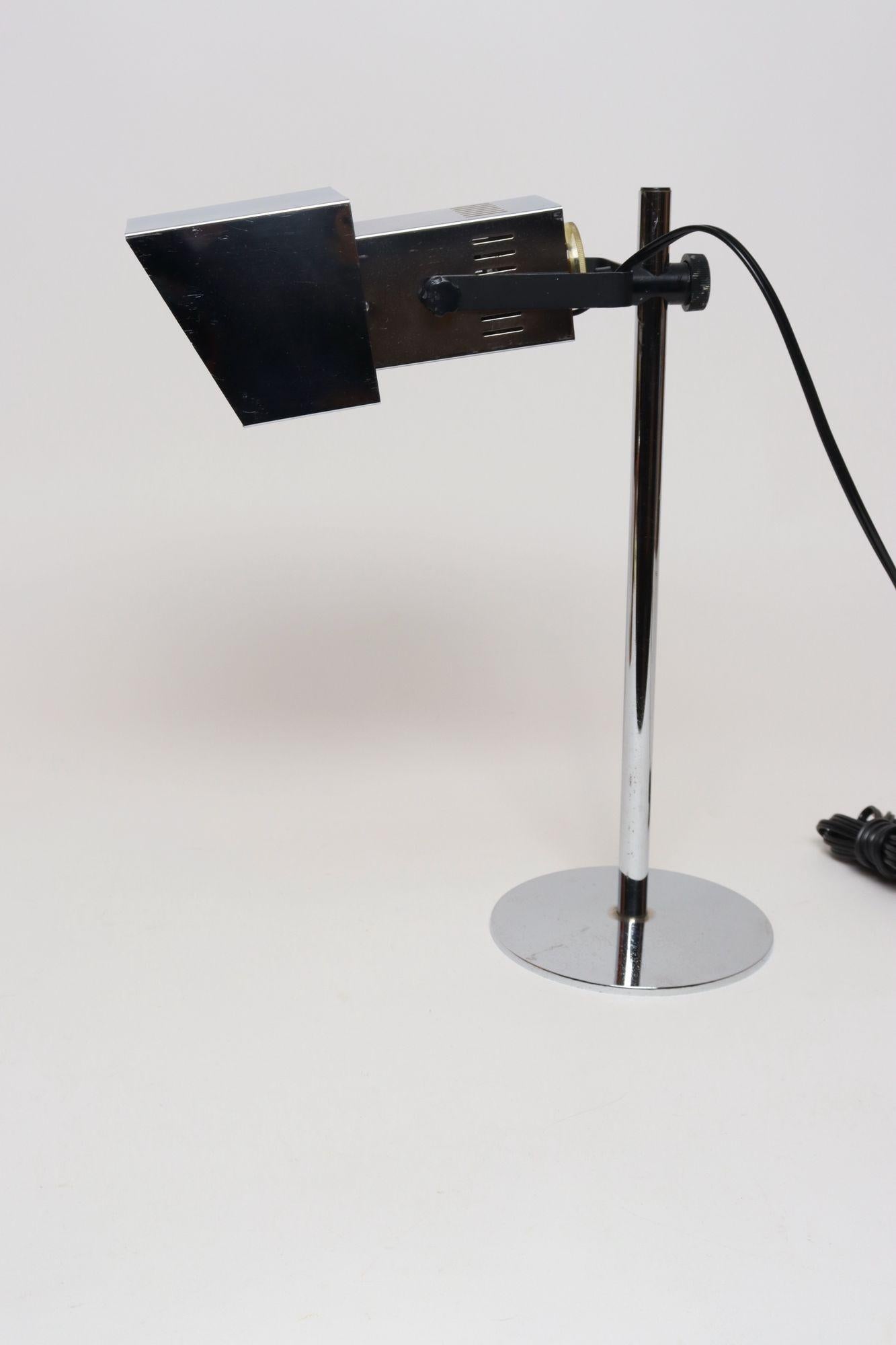 Vintage Koch & Lowy Chrome Adjustable Task / Table Lamp with Articulating Shade In condizioni buone in vendita a Brooklyn, NY