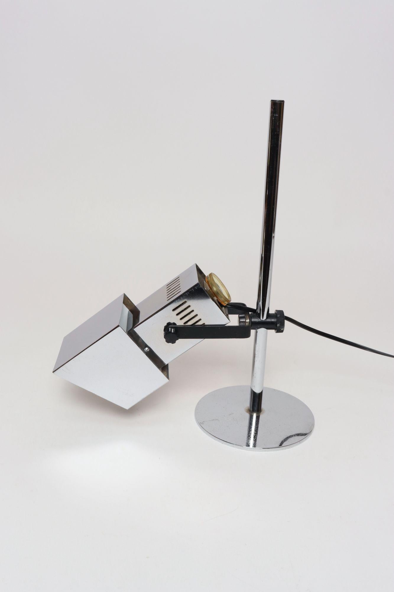 Fine XX secolo Vintage Koch & Lowy Chrome Adjustable Task / Table Lamp with Articulating Shade in vendita