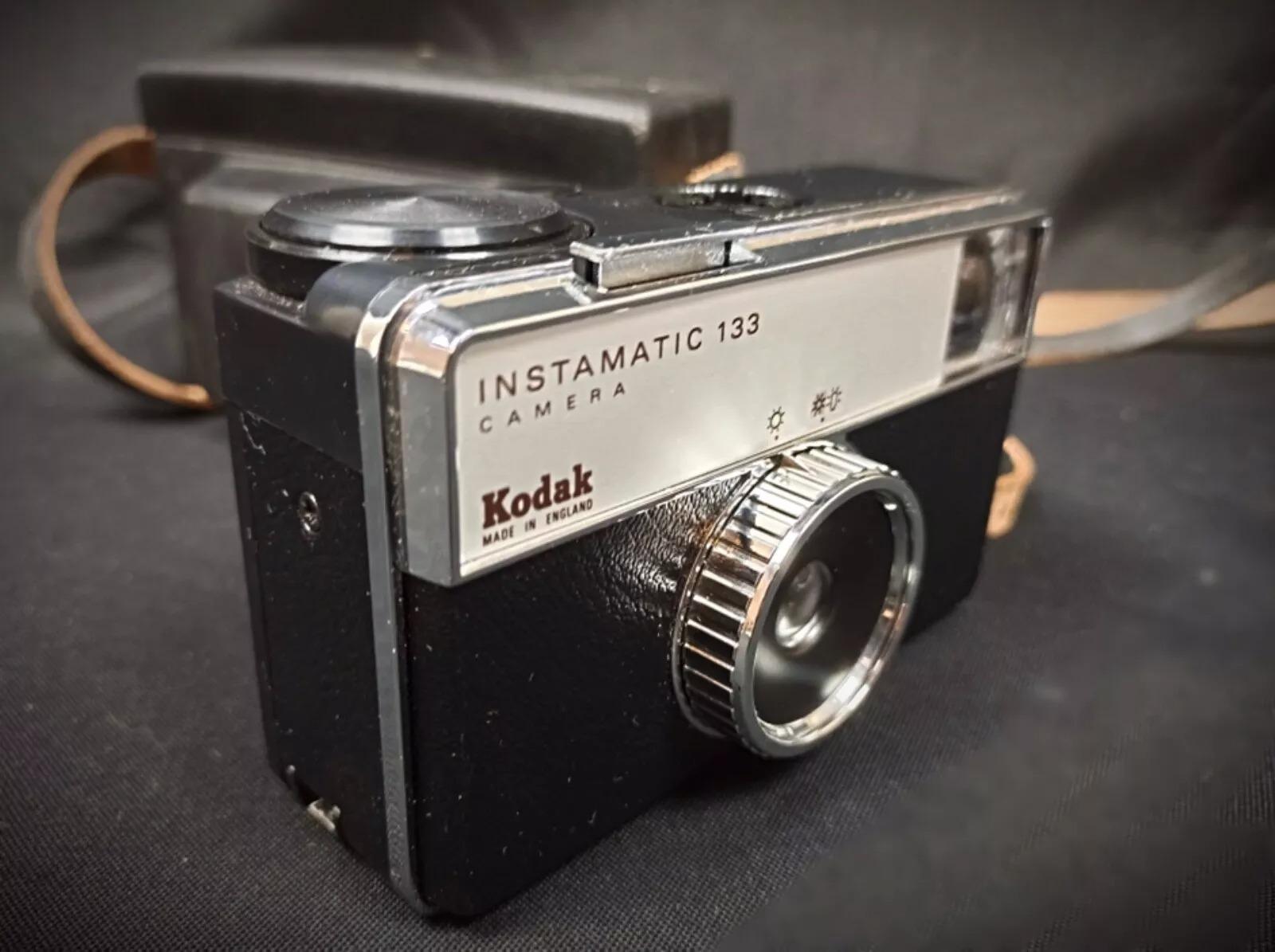 Cattura un pezzo di storia della fotografia con questa fotocamera vintage Kodak Instamatic 133, un classico dell'iconico marchio che ha rivoluzionato la fotografia amatoriale. Questa fotocamera compatta e leggera, nota per il suo design facile da
