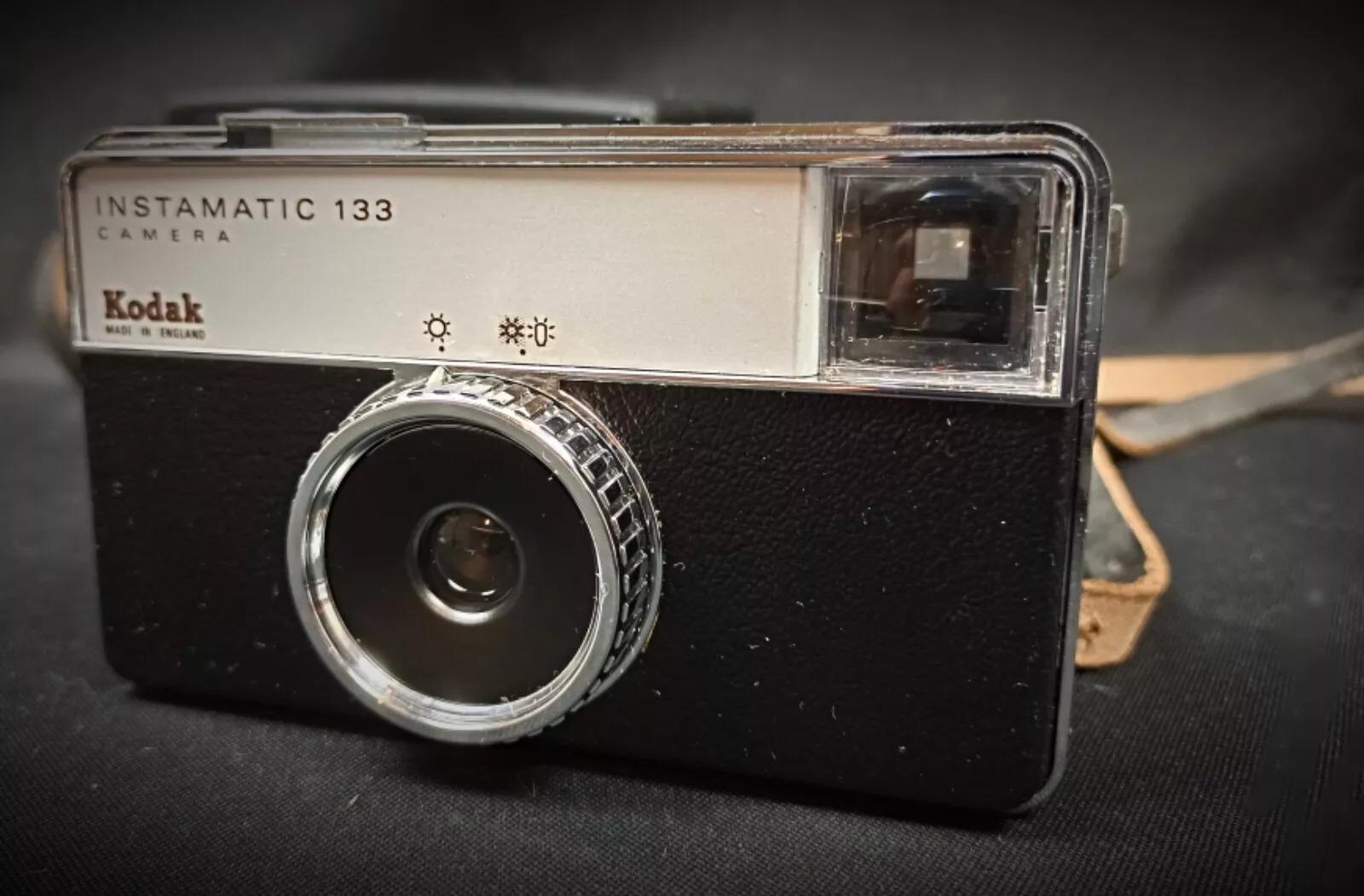 Stile impero Macchina fotografica Kodak Instamatic 133 d'epoca - 2Y218 in vendita