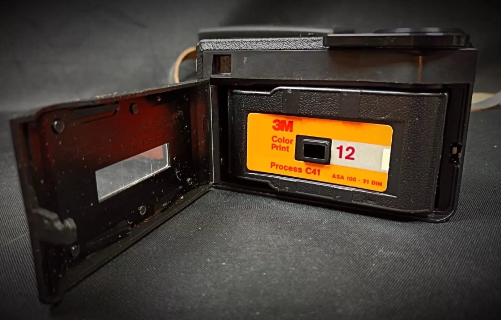 Macchina fotografica Kodak Instamatic 133 d'epoca - 2Y218 In condizioni buone in vendita a Bordeaux, FR