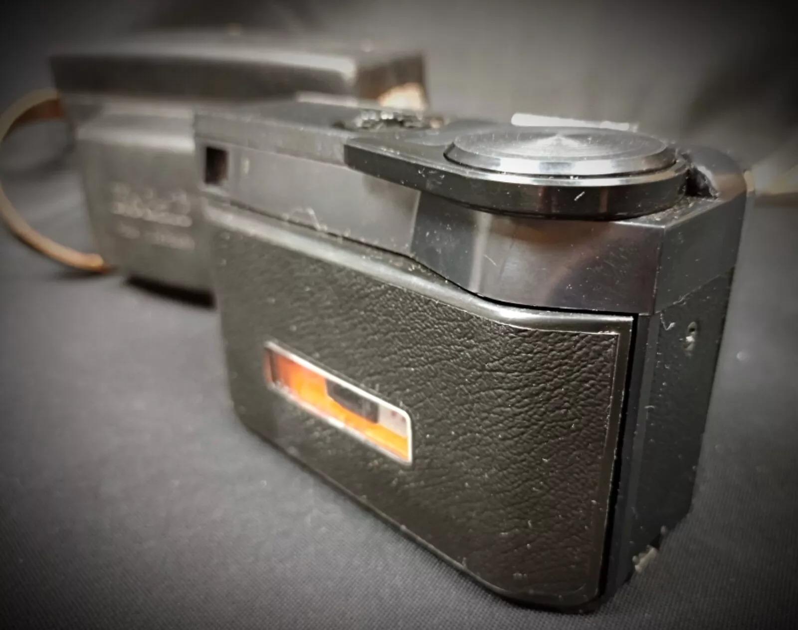 Metallo Macchina fotografica Kodak Instamatic 133 d'epoca - 2Y218 in vendita