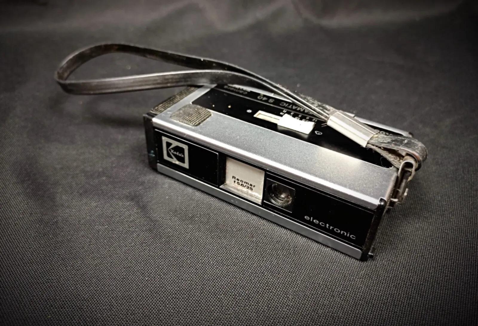 Condition: Pre-owned
Comments: The camera is in good condition. It has not been tested. There are some minor spots visible. Please refer to the photos for details.
Brand: Kodak
Model: Mini Instamatic S40
Origin: Made in Germany
Dimensions:
Length: