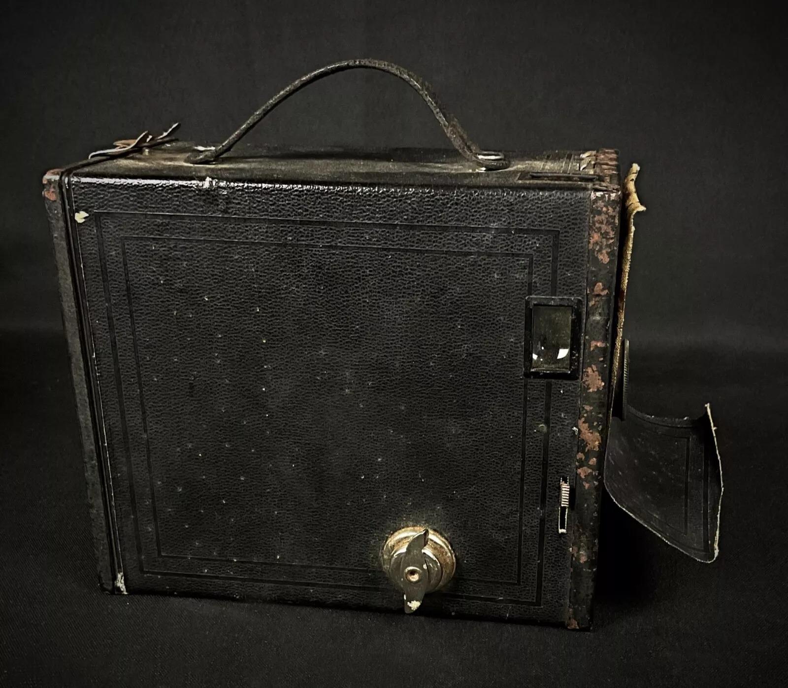 Early 20th Century Vintage Kodak No. 2A Brownie Model C Camera with Case – Circa 1924-1933 - 2Y318 For Sale