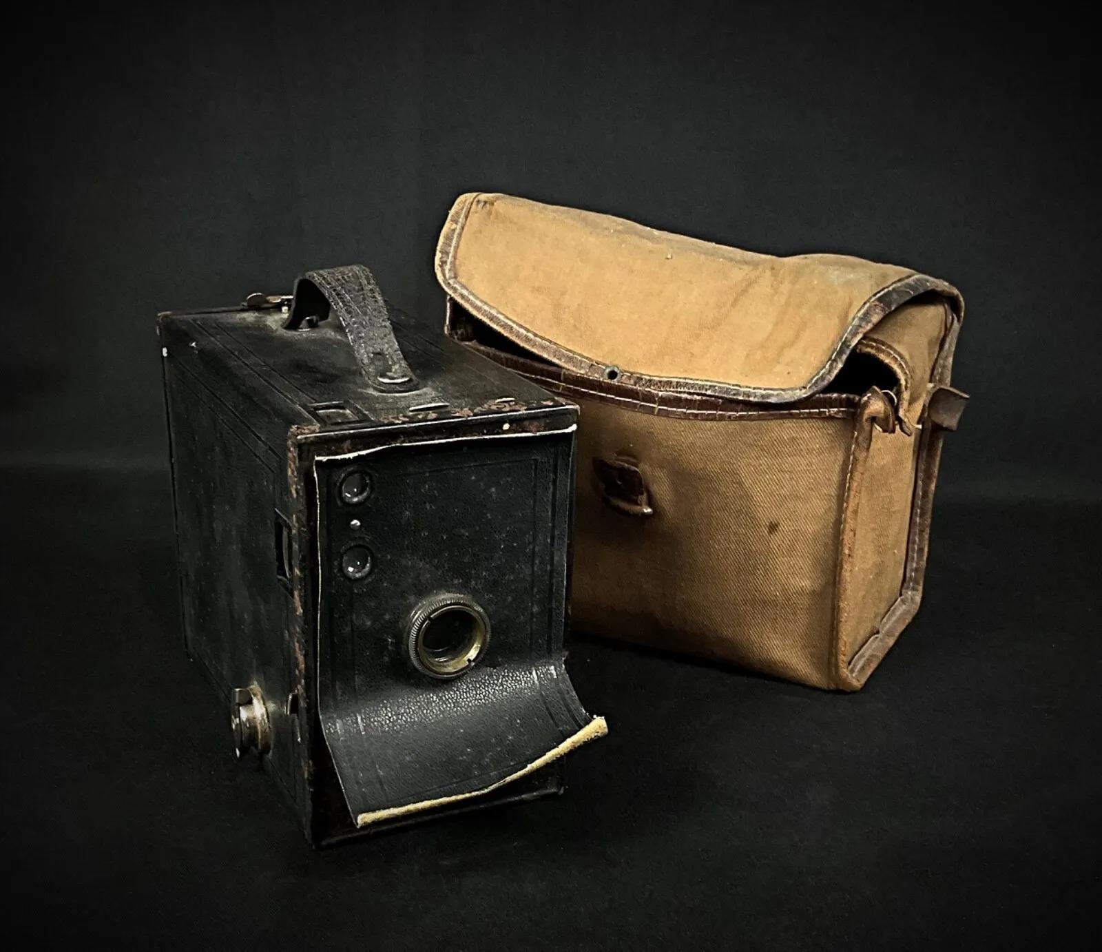 Metal Vintage Kodak No. 2A Brownie Model C Camera with Case – Circa 1924-1933 - 2Y318 For Sale
