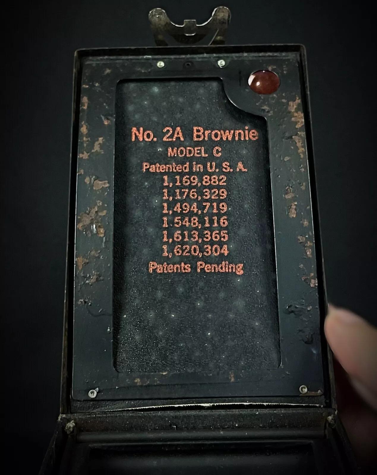 Vintage Kodak No. 2A Brownie Model C Camera with Case – Circa 1924-1933 - 2Y318 For Sale 2