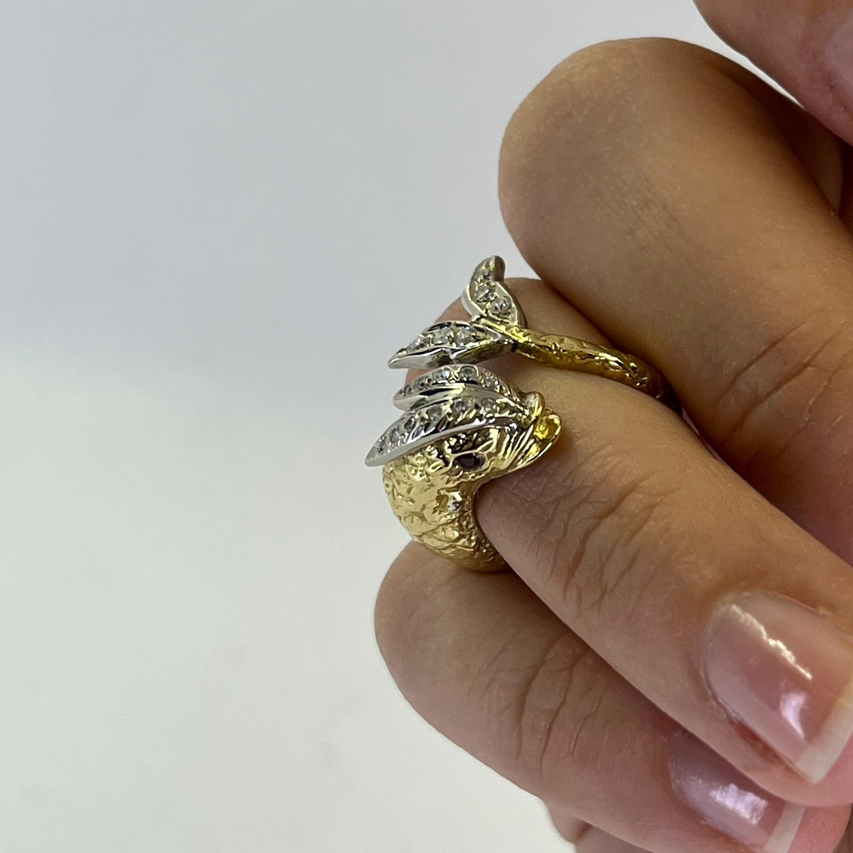 18 Karat Gelbgold Vintage Koi Fisch Ring mit 19 runden Diamanten im Brillantschliff von SI Reinheit und G / H Farbe insgesamt 0,19 Karat von 2 runden Rubin Augen akzentuiert. Offenes Design mit einstellbarer Fingergröße. Das fertige Gewicht beträgt