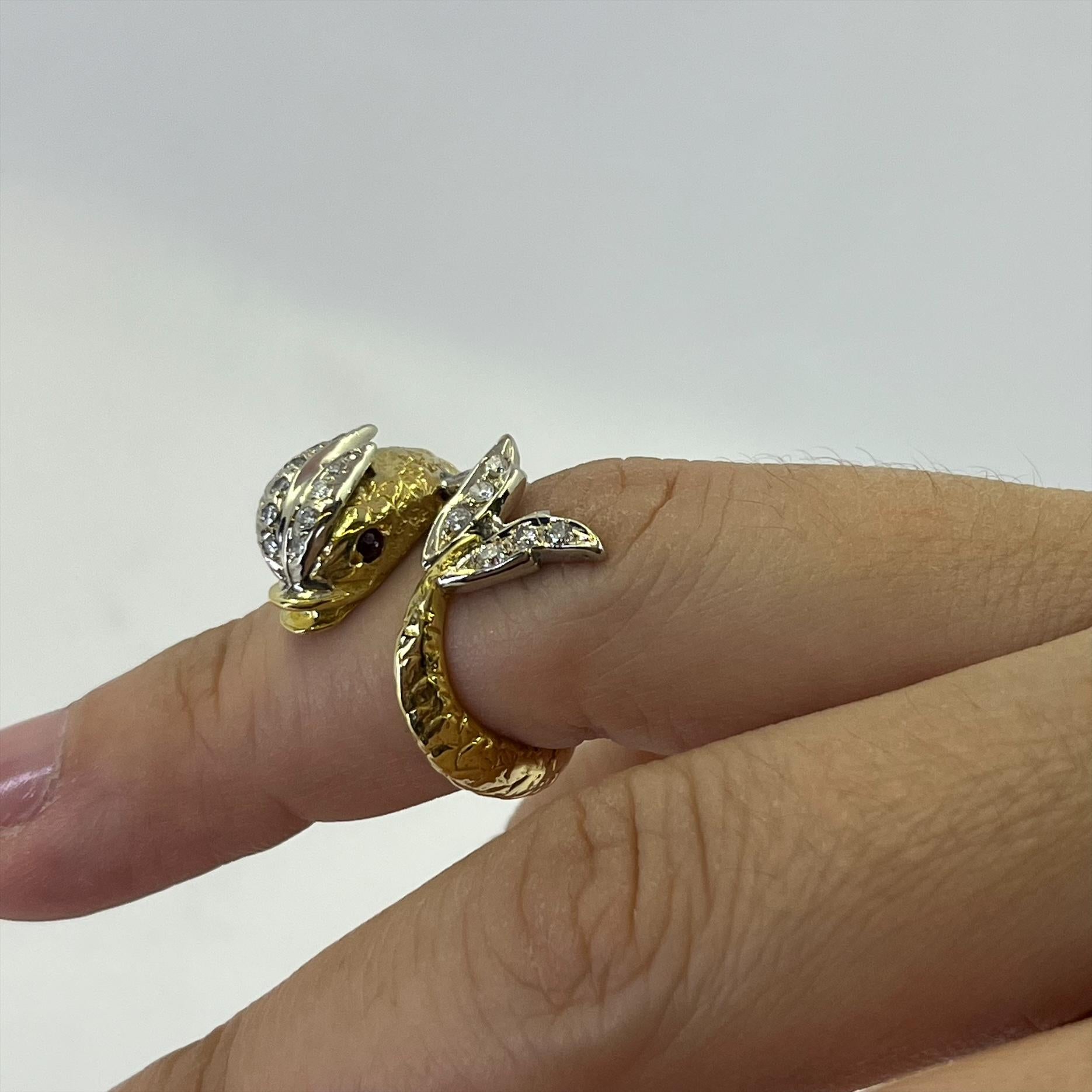 Vintage-Wickelring mit Koi-Fisch und Diamanten und Rubin in Gelbgold (Rundschliff)
