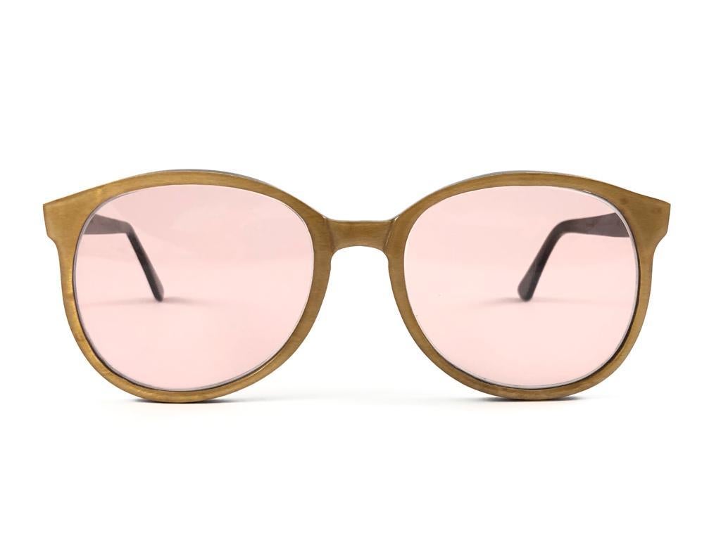 New, Rare Köln Optik Genuine Irish Horn Frame Holding A Pair Of Light Pink Lenses

Please Notice That This Item Is Nearly 40 Years Old And Could Show Some Storage Wear. 

New, Ever Worn Or Displayed.


Made in West Germany


Measurements


Front    