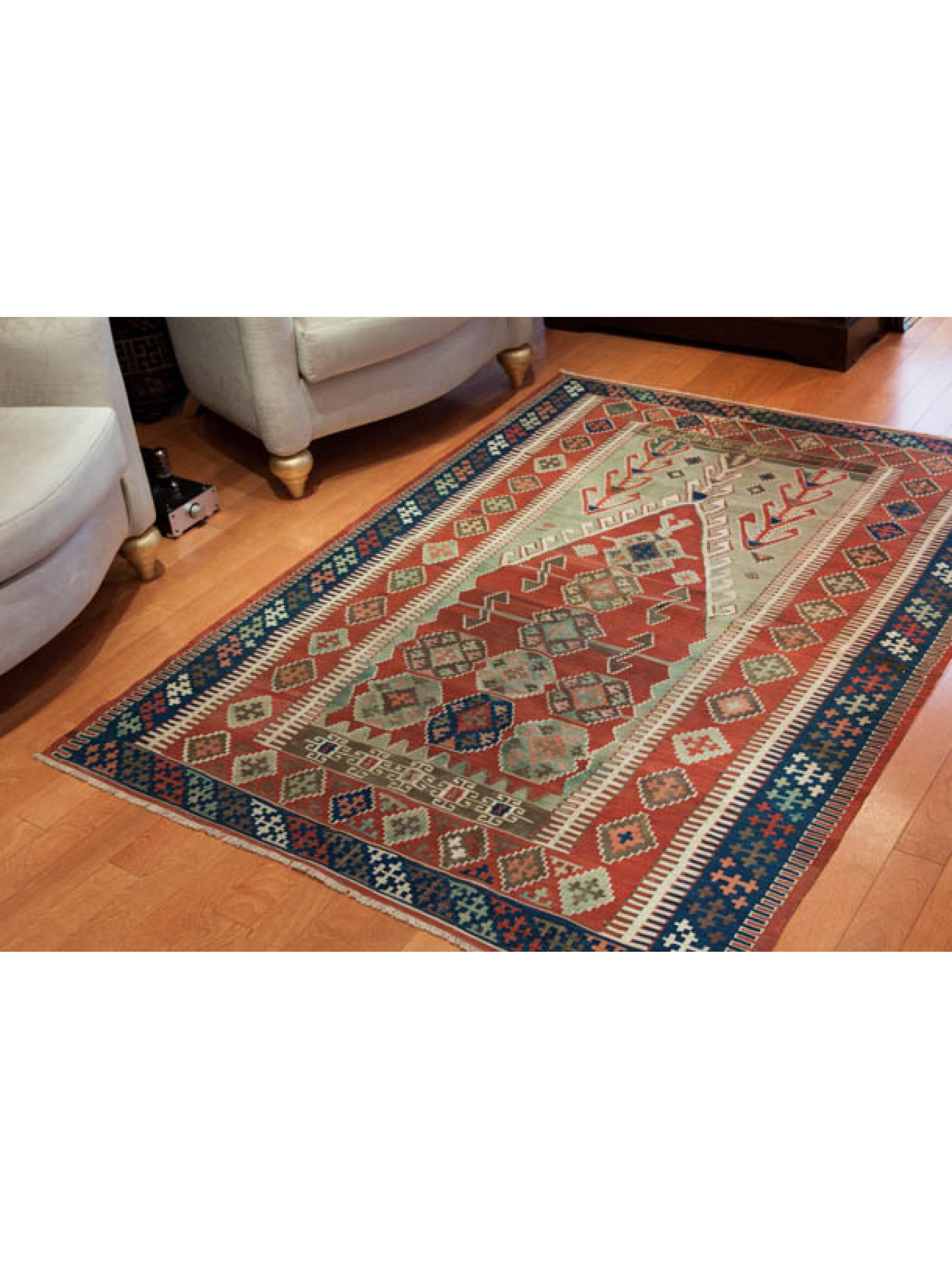 Se trata de un Kilim Mighrab Antiguo de Anatolia Central procedente de la región de Konya - Obruk con una composición de colores rara y hermosa. 

En otro tiempo, Konya floreció como ruta comercial entre Europa y Asia. Los kilims de diseño