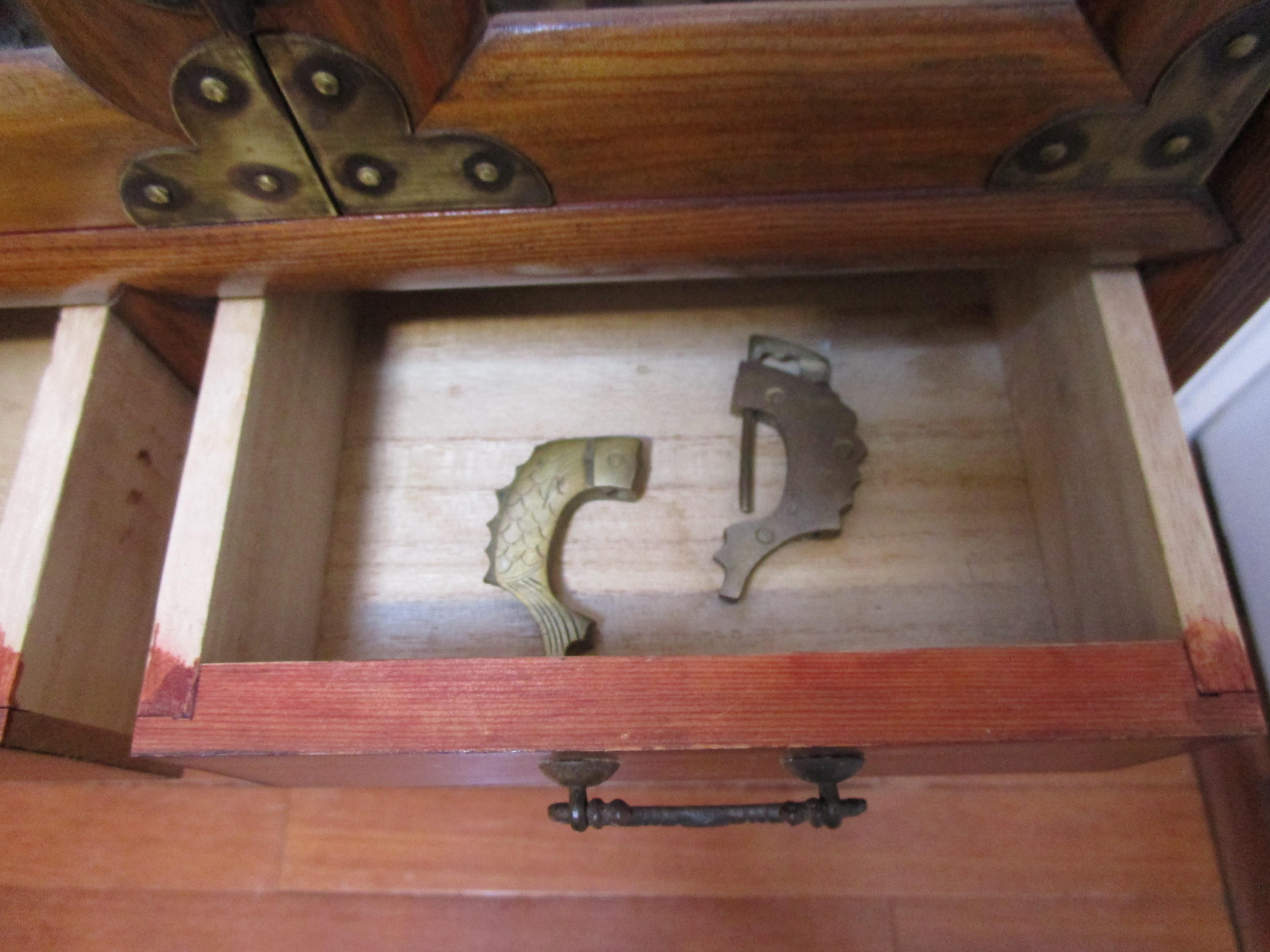 Vieille armoire de rangement coréenne en laiton et orme avec pieds cabriole 2
