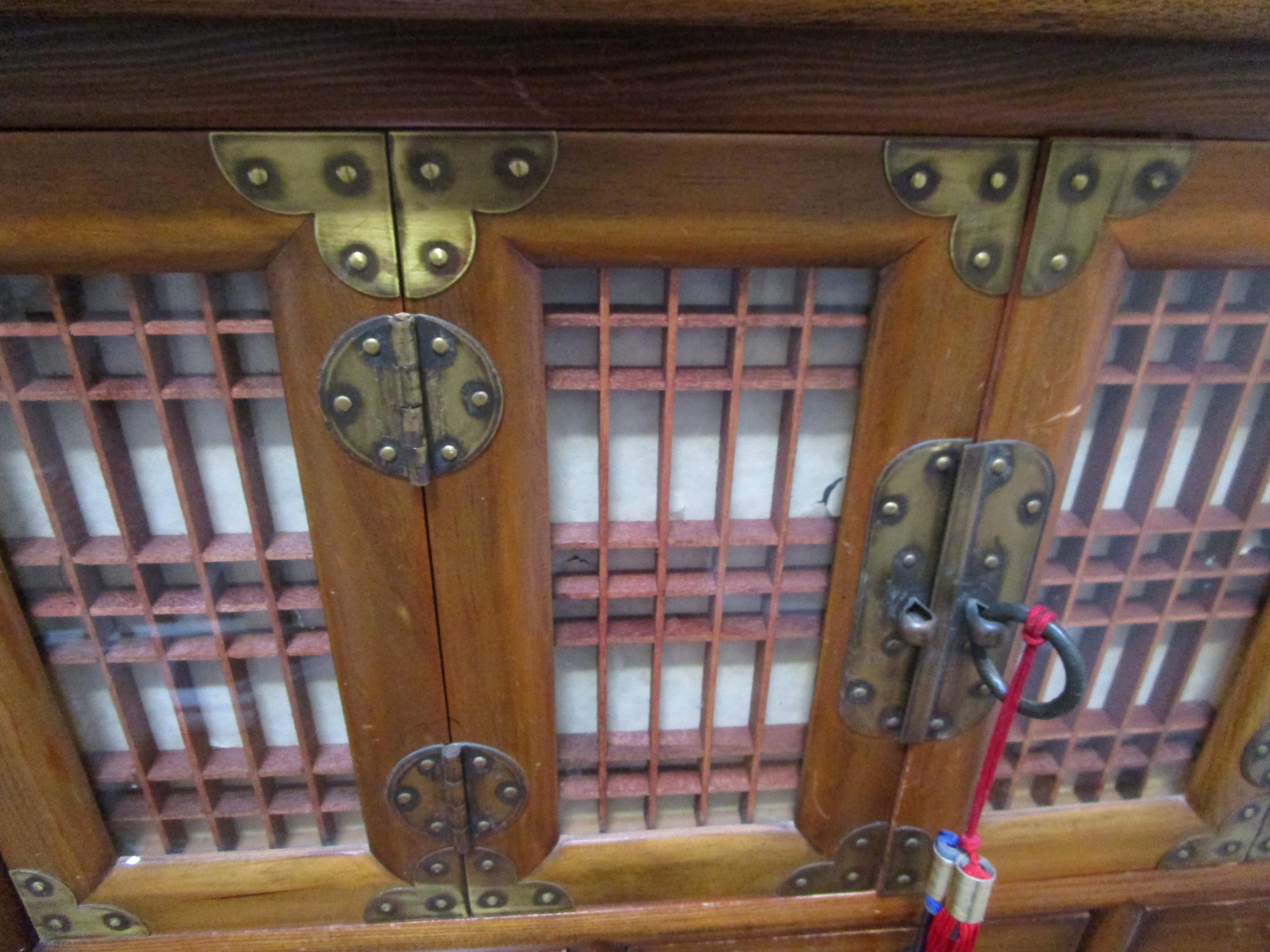 Vieille armoire de rangement coréenne en laiton et orme avec pieds cabriole 4