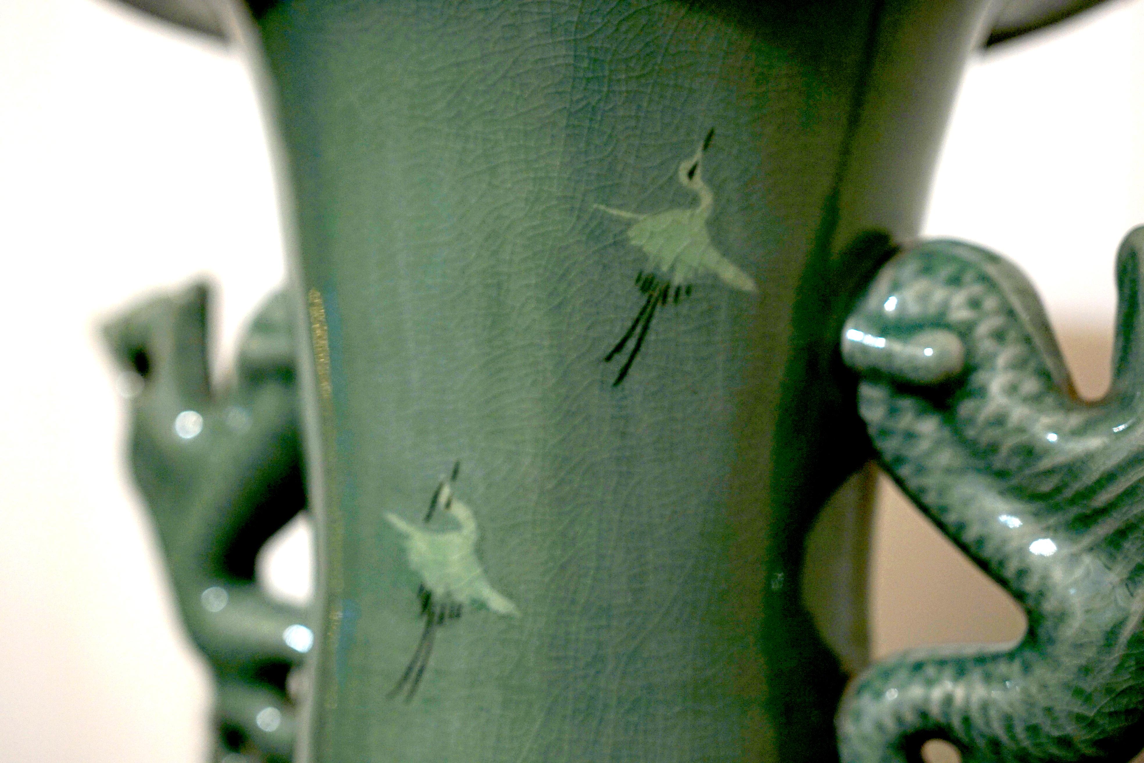 La beauté réside dans les détails de ce vase réticulé monumental de style coréen Goryeo Maebyeong. La finition vert céladon présente des craquelures sous une belle glaçure dans ce vase très grand et lourd. Il est à double paroi et retient l'eau.