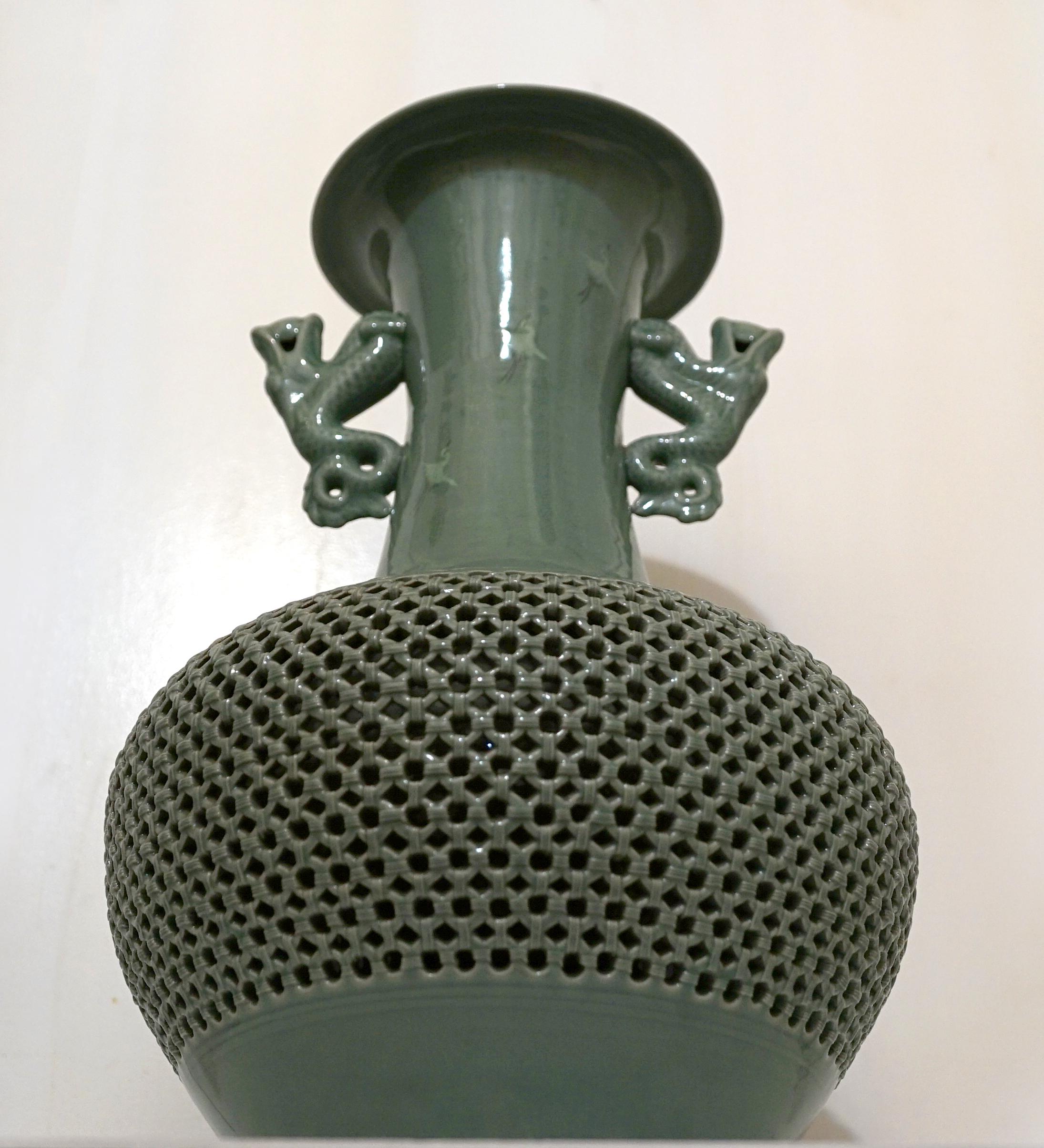 Coréen Vase céladon réticulé de style coréen Goryeo Maebyeong