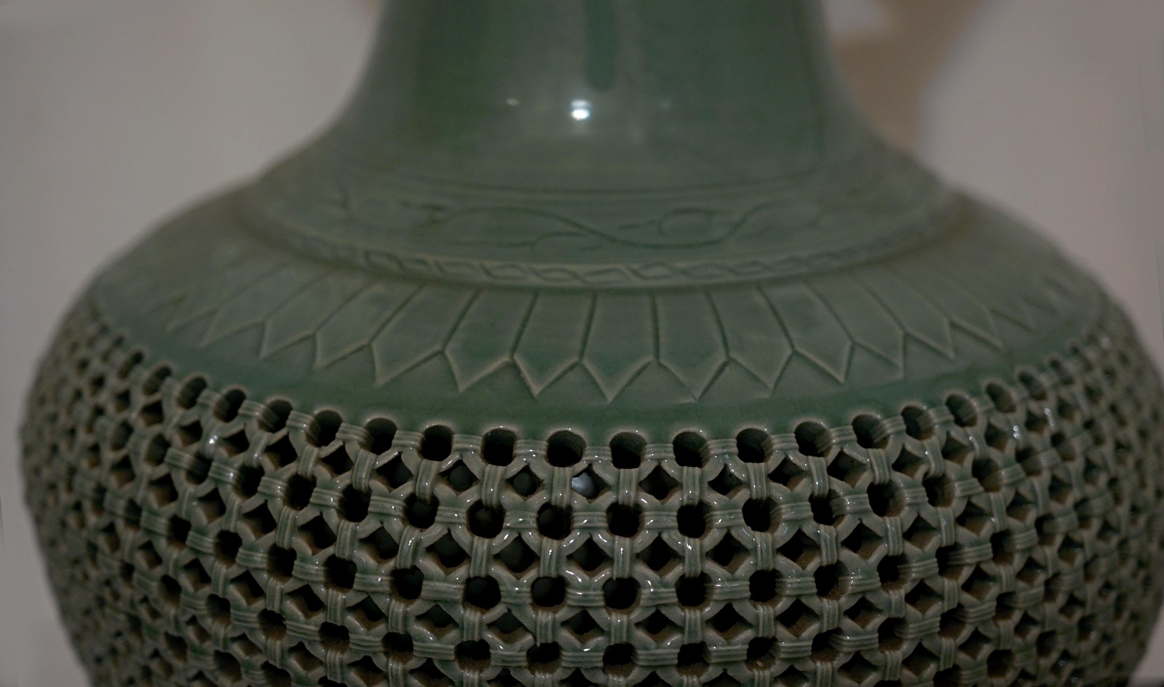 XIXe siècle Vase céladon réticulé de style coréen Goryeo Maebyeong