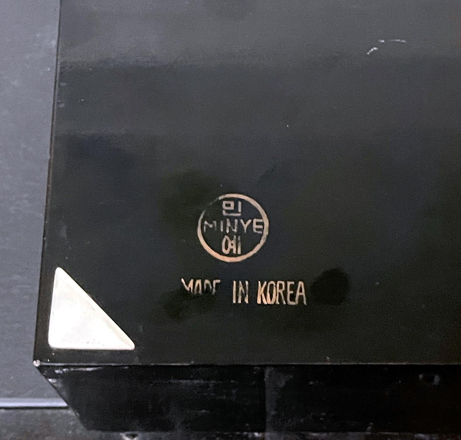 Boîte coréenne vintage en laque avec plateau intérieur et incrustations MOP en vente 9