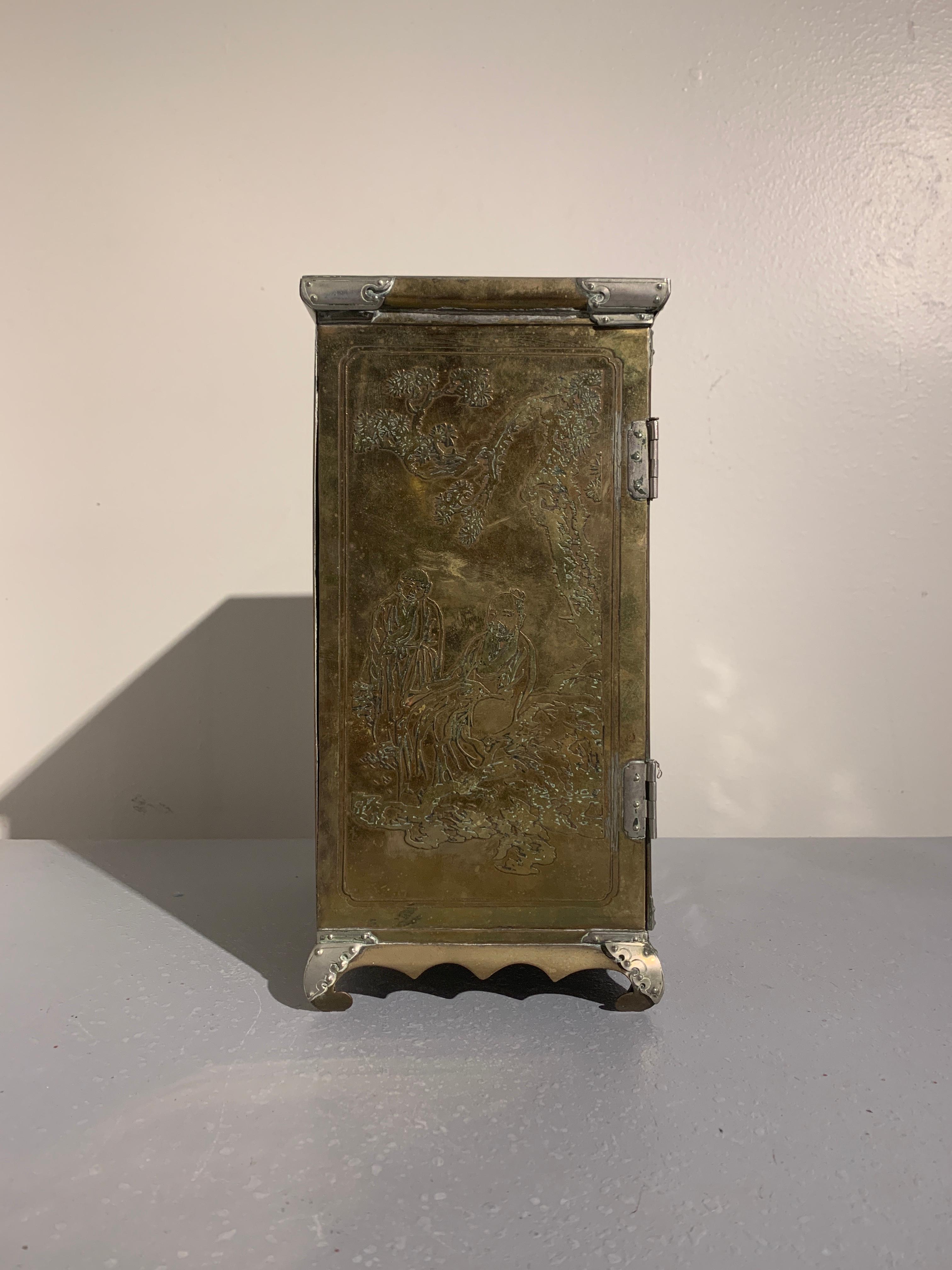 Vintage Korean Reverse Painted Ox Horn Brass Jewelry Cabinet, 1940s In Good Condition In Austin, TX