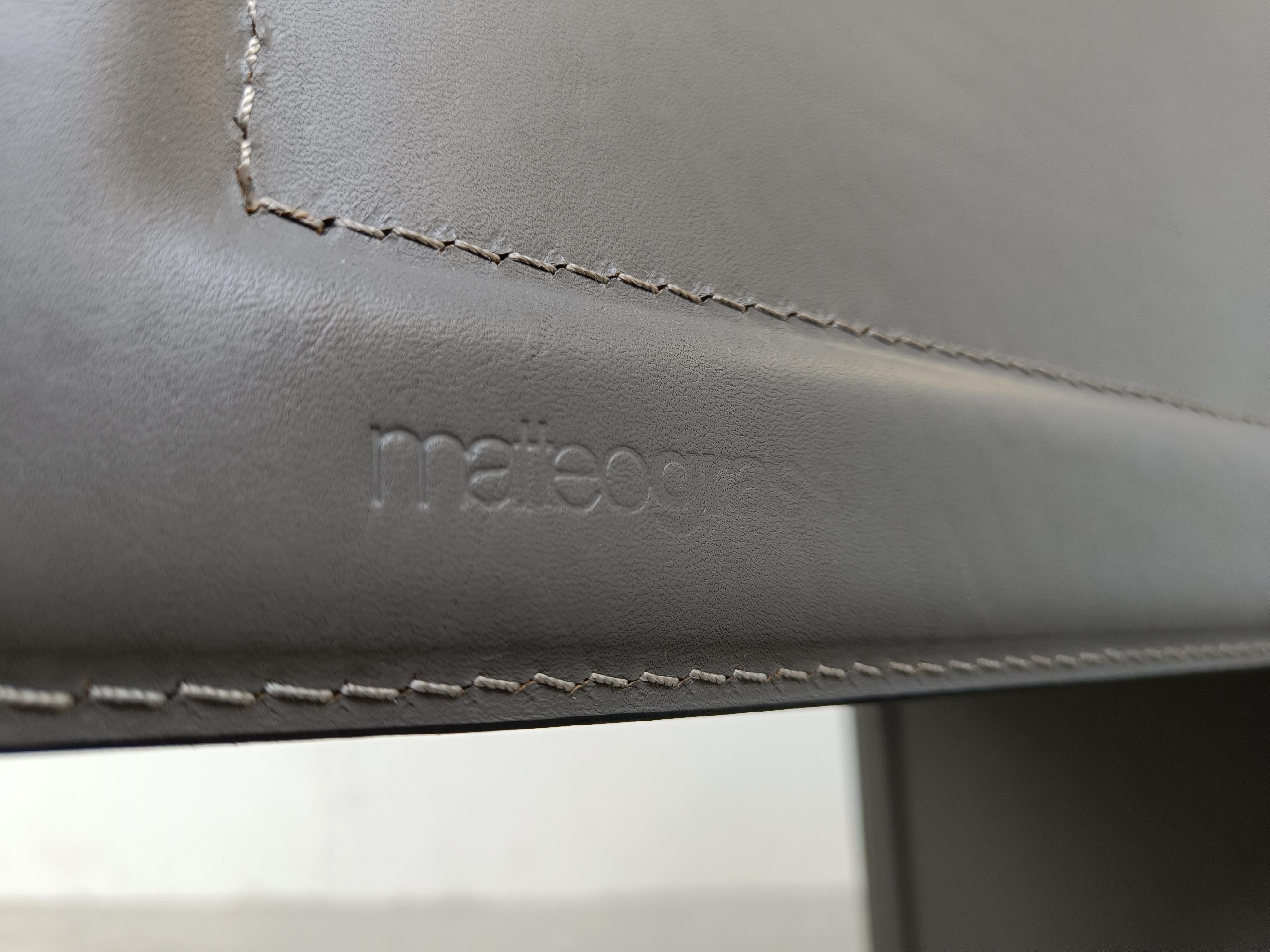 
Set aus 4 grauen Ledersesseln, entworfen von Tito Agnoli und hergestellt für Matteo Grassi

Die Stühle sind in gutem Zustand.

Die Stühle sind alle auf der Rückseite beschriftet.

1980er Jahre - Italien

Abmessungen
Höhe: 85cm/33.46