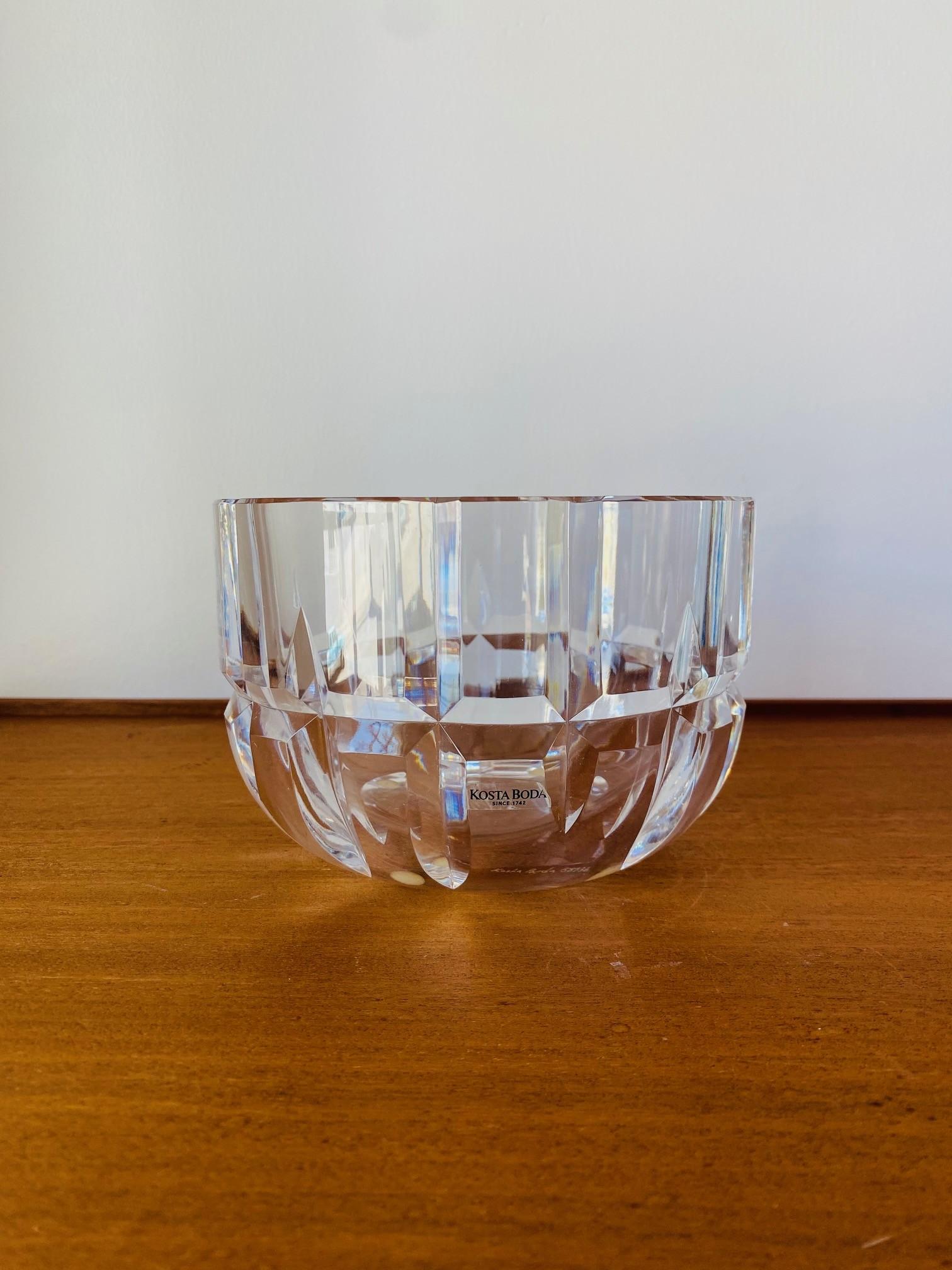 Fait main Bol en cristal Kosta Boda par Goran Warff en vente