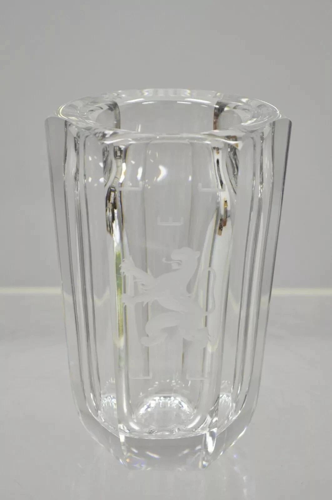 Vaso di cristallo d'epoca Kosta Boda Elis Bergh con leone rampante inciso, una coppia in vendita 3