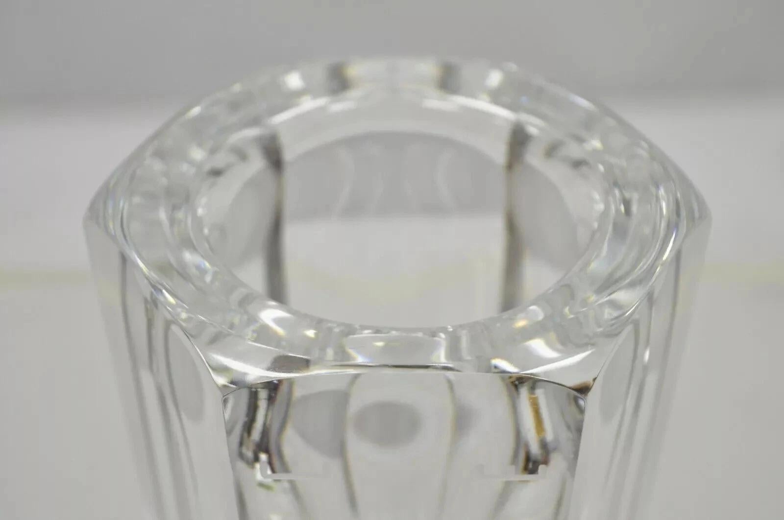 Vaso di cristallo d'epoca Kosta Boda Elis Bergh con leone rampante inciso, una coppia In condizioni buone in vendita a Philadelphia, PA