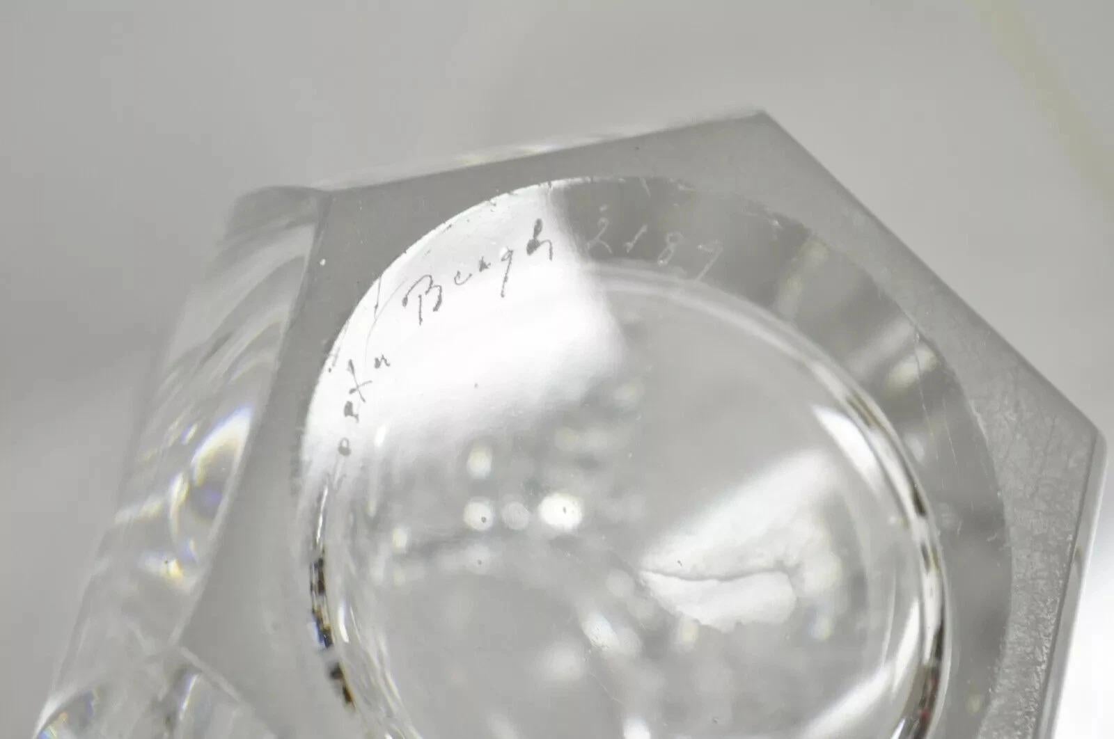 Vetro Vaso di cristallo d'epoca Kosta Boda Elis Bergh con leone rampante inciso, una coppia in vendita