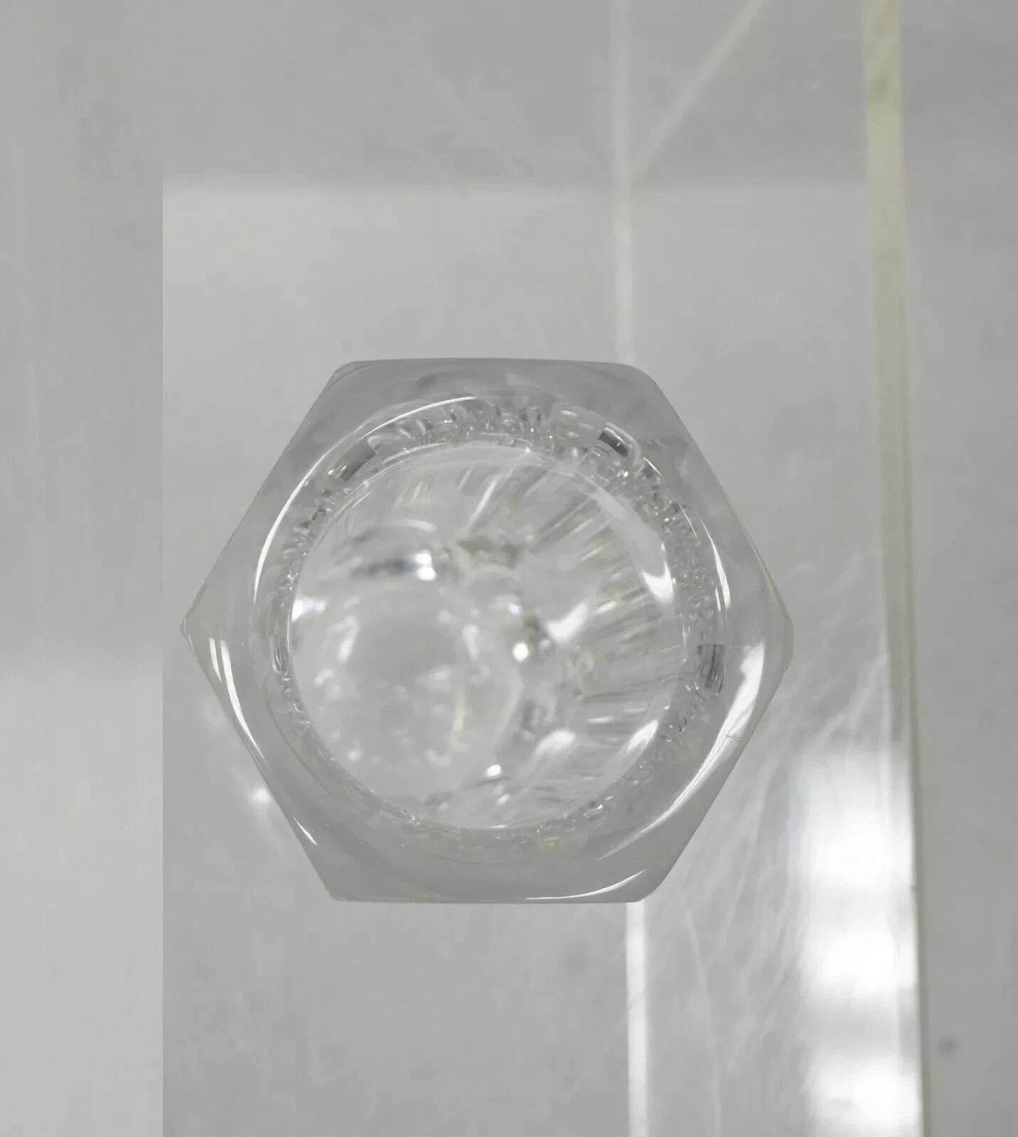 Vaso di cristallo d'epoca Kosta Boda Elis Bergh con leone rampante inciso, una coppia in vendita 1