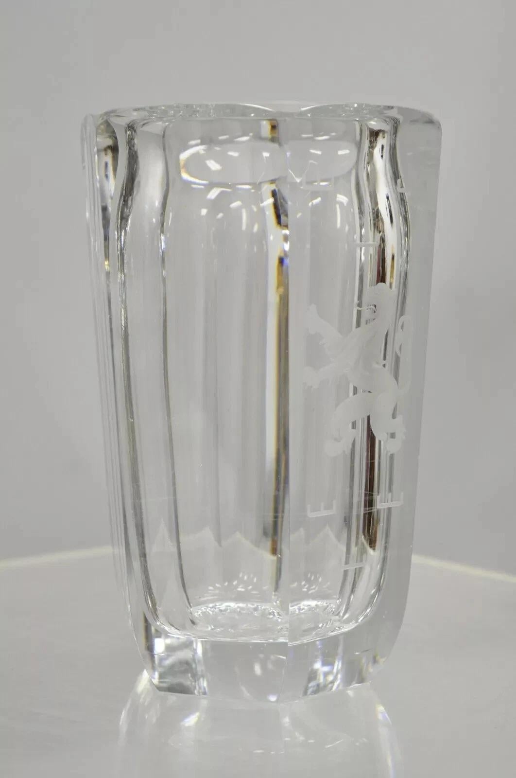 Vaso di cristallo d'epoca Kosta Boda Elis Bergh con leone rampante inciso, una coppia in vendita 2
