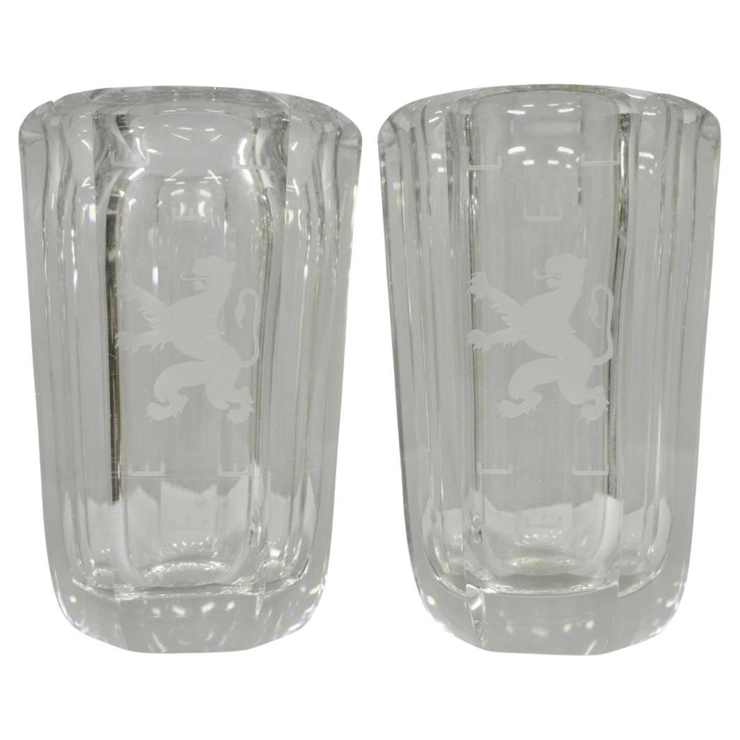 Vaso di cristallo d'epoca Kosta Boda Elis Bergh con leone rampante inciso, una coppia in vendita