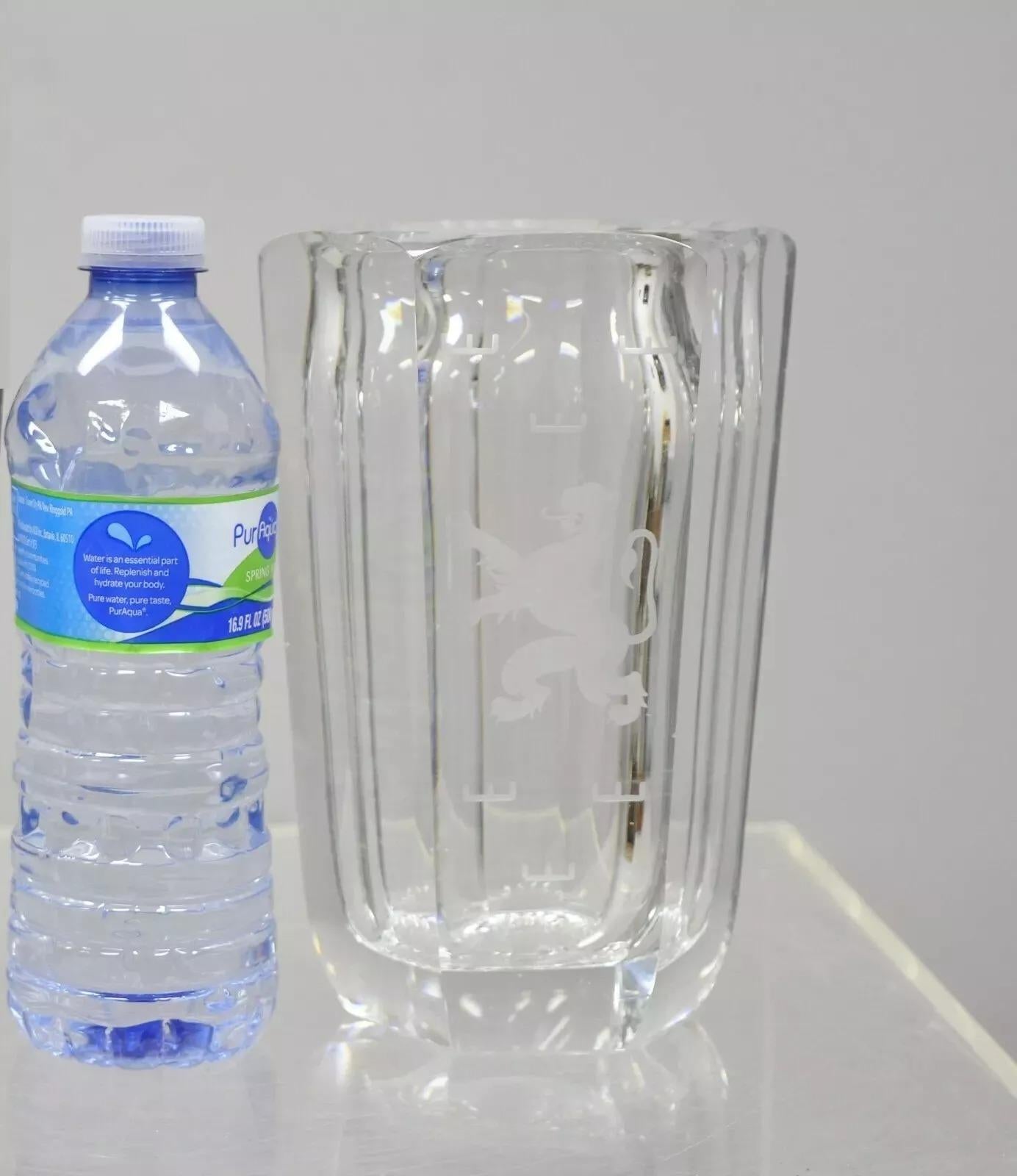 Vaso di cristallo d'epoca Kosta Boda Elis Bergh con leone rampante inciso. L'oggetto in questione è firmato alla base 