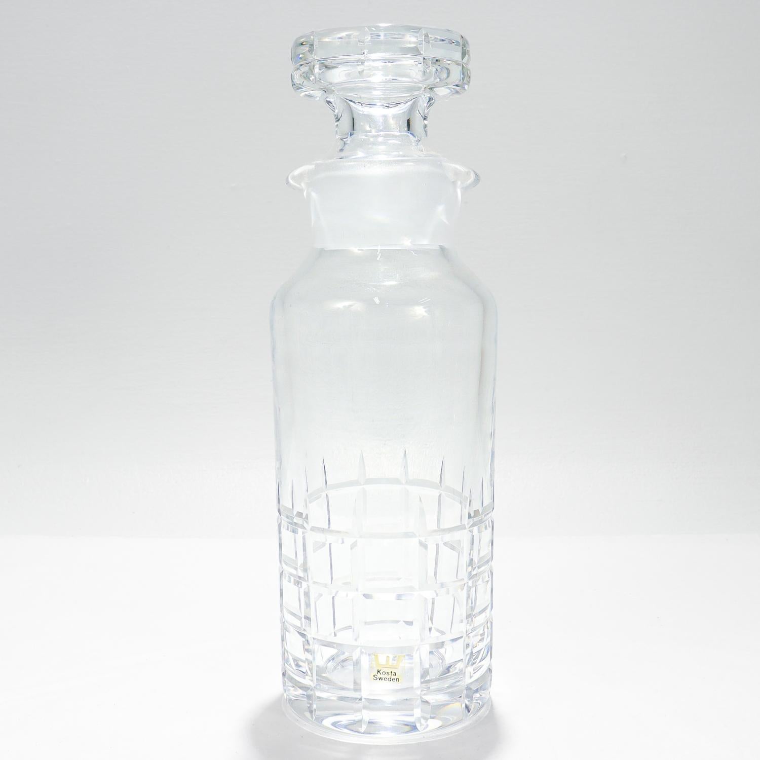 Un raffinato shaker da cocktail in vetro tagliato svedese d'epoca.

Di Kosta Boda.

Con un motivo a reticolo tagliato sul corpo e sul tappo e un collo smerigliato.

Marcato lateralmente con una corona d'oro / Kosta / Svezia.

Semplicemente un