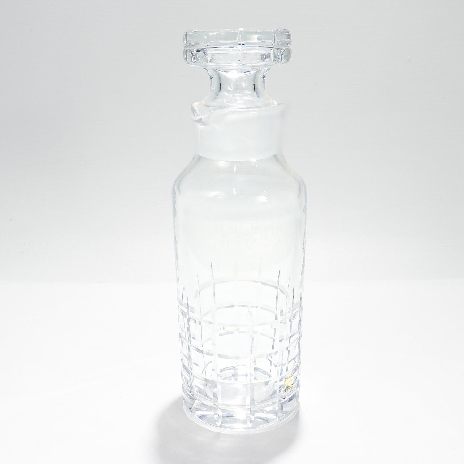 Mid-Century moderno Shakers da cocktail d'epoca in vetro tagliato di Kosta Boda, svedese in vendita