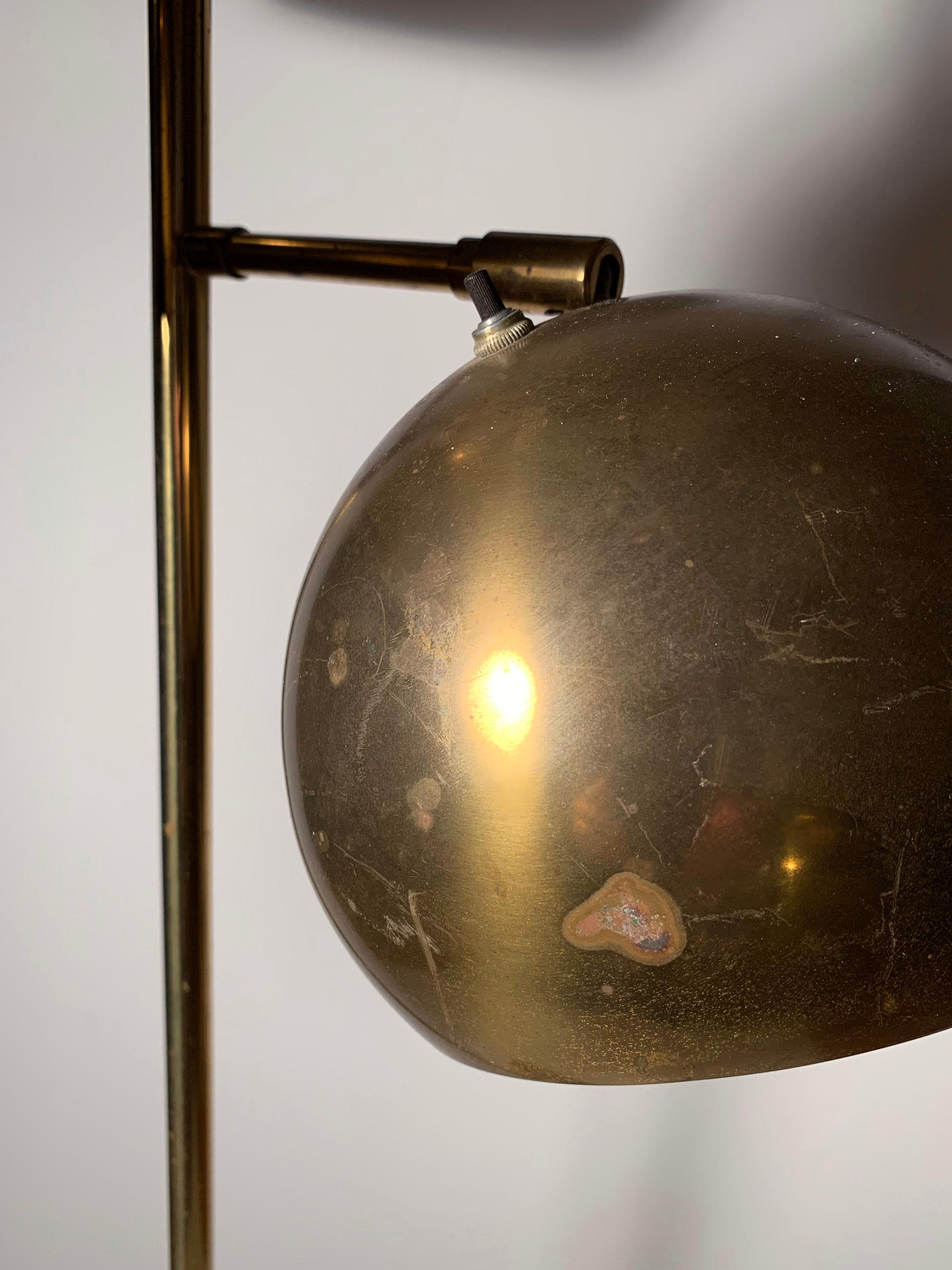 Koch & Lowy - Lampadaire articulé vintage à trois boules en laiton 2