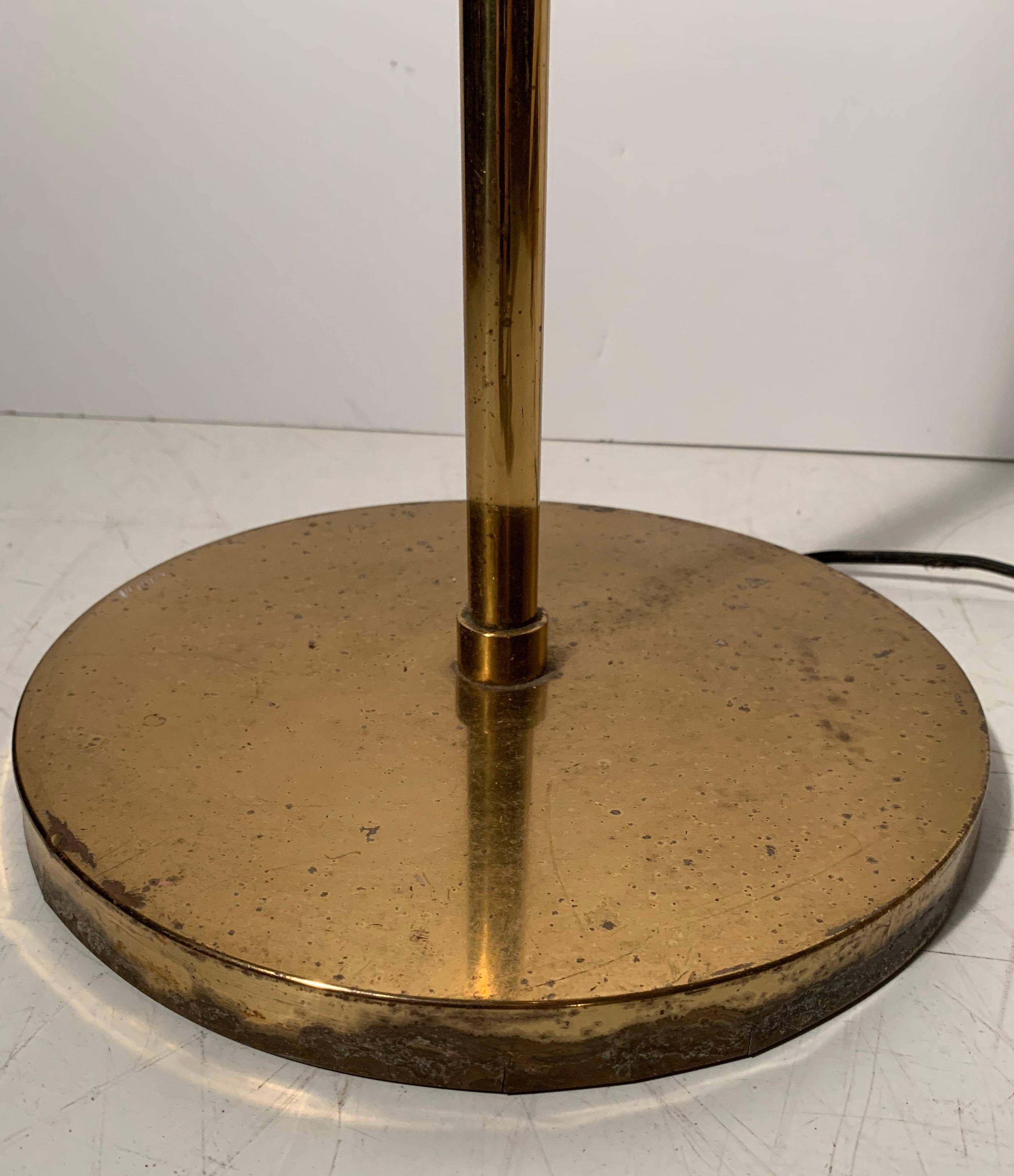 Koch & Lowy - Lampadaire articulé vintage à trois boules en laiton 4