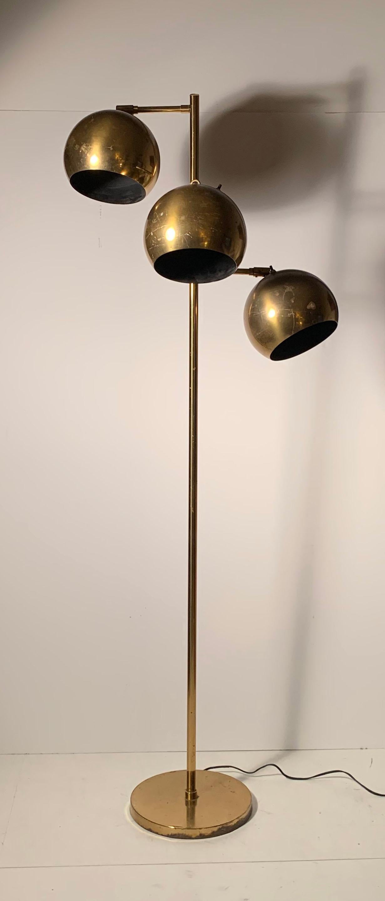 Vieux lampadaire articulé à triple boule en laiton KOCH & LOWY.
Manière d'Angelo Lelli pour Arredoluce