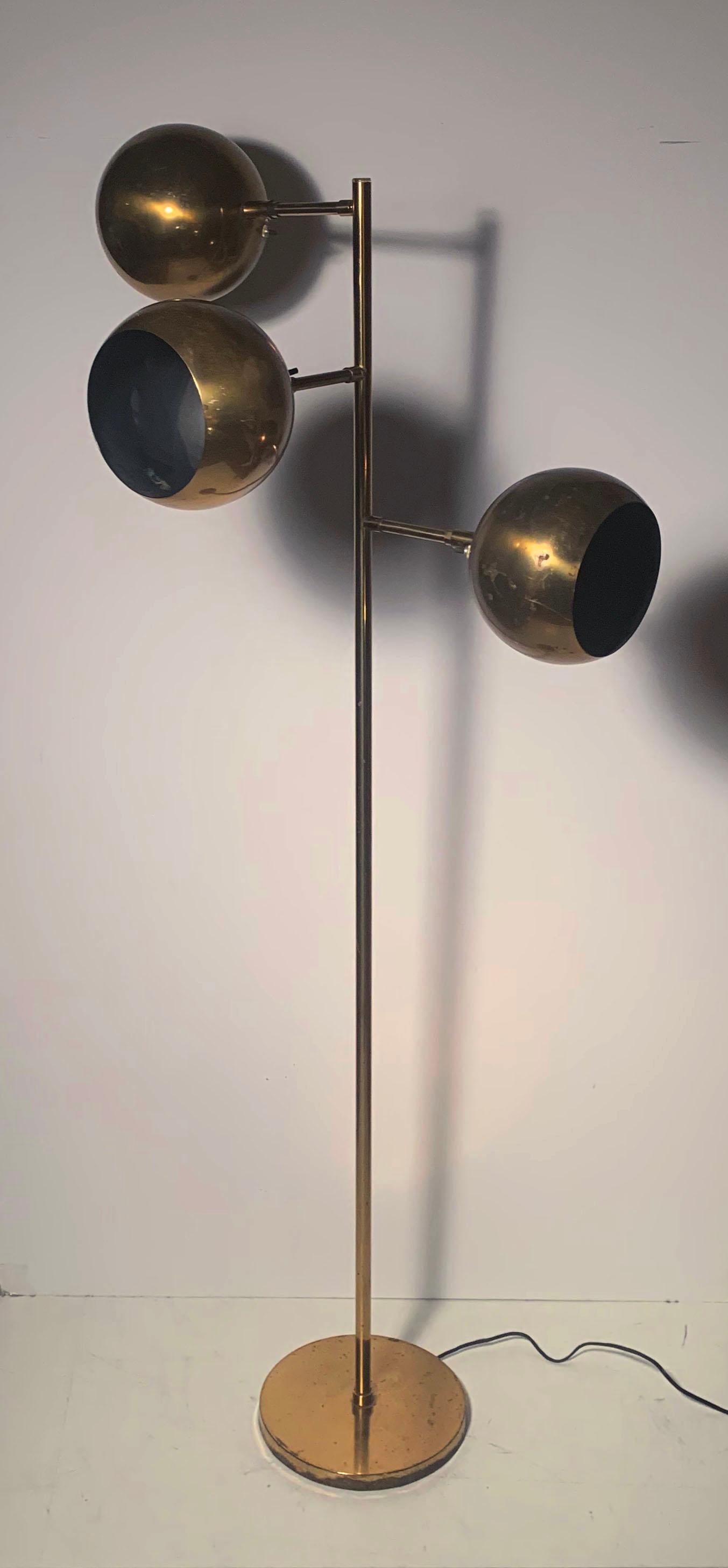 Mid-Century Modern Koch & Lowy - Lampadaire articulé vintage à trois boules en laiton
