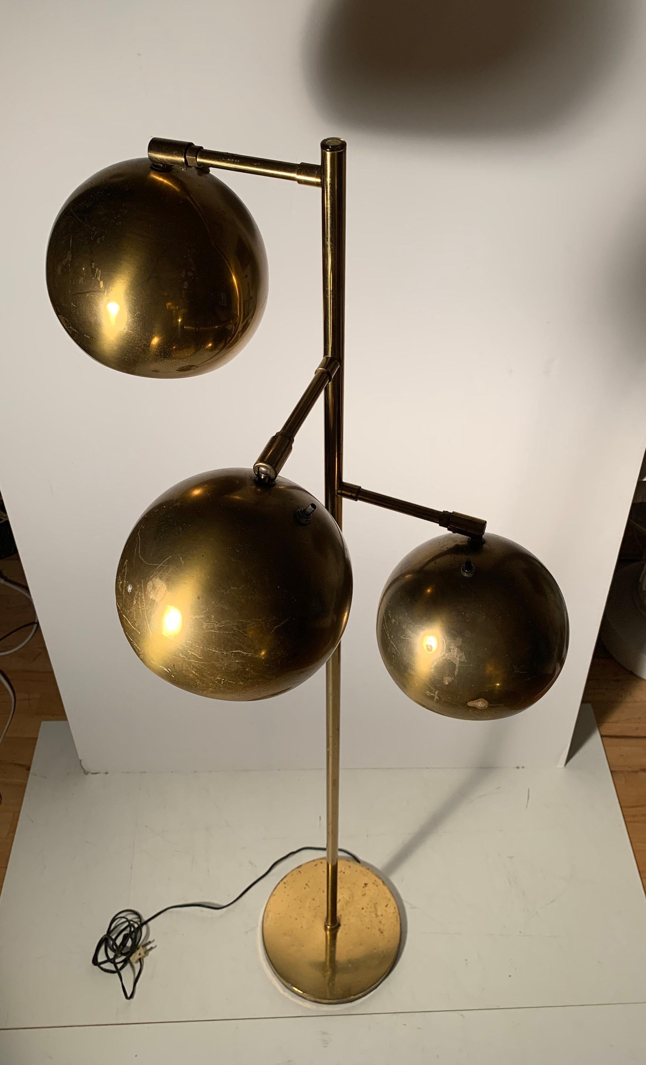 Américain Koch & Lowy - Lampadaire articulé vintage à trois boules en laiton