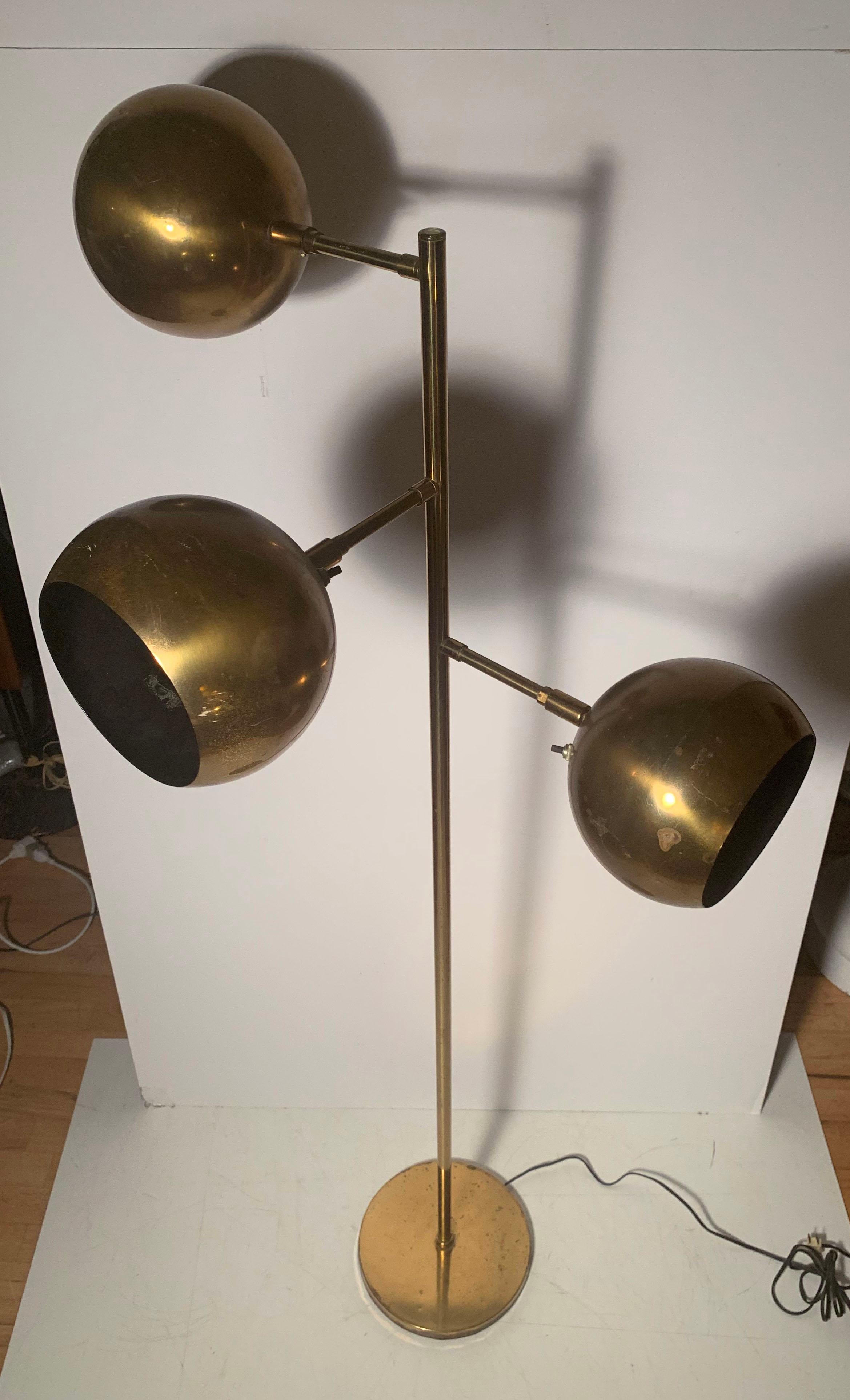 Koch & Lowy - Lampadaire articulé vintage à trois boules en laiton Bon état à Chicago, IL