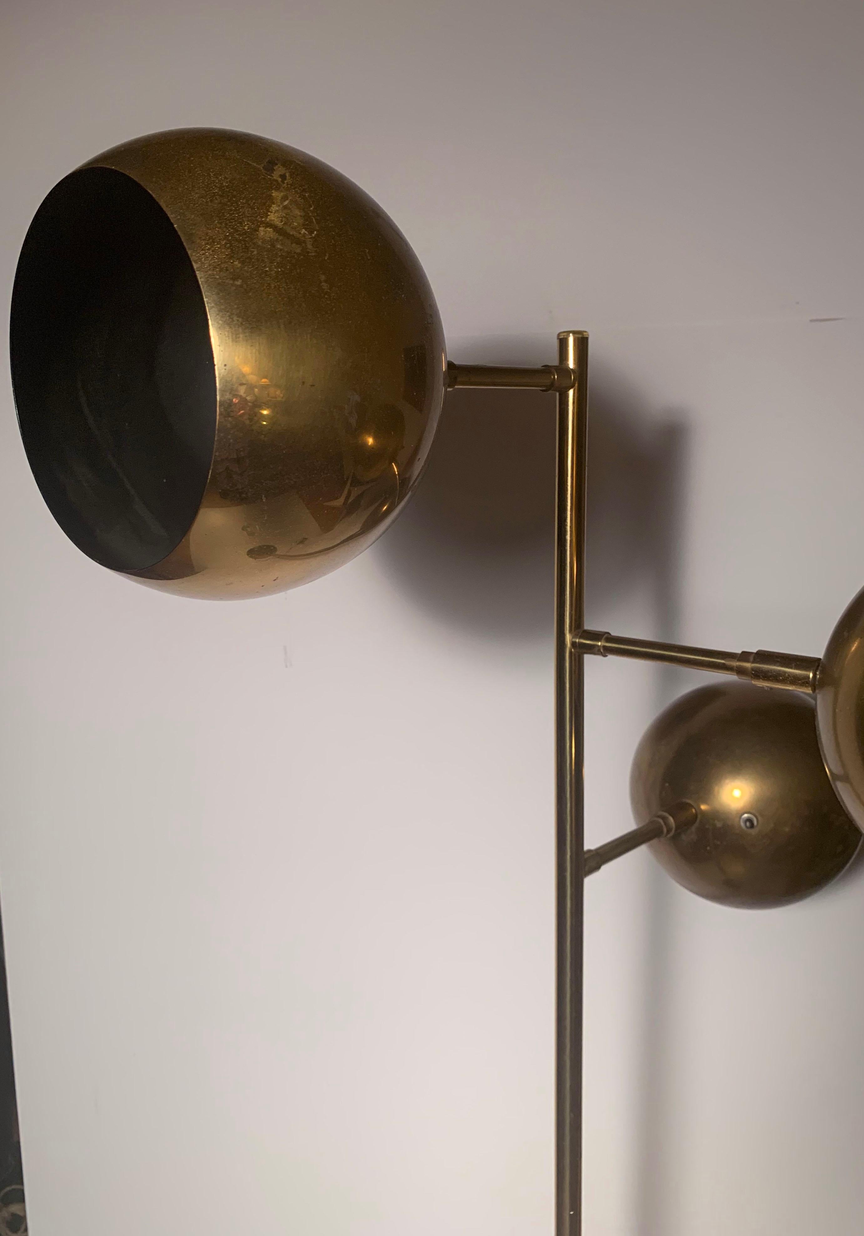20ième siècle Koch & Lowy - Lampadaire articulé vintage à trois boules en laiton