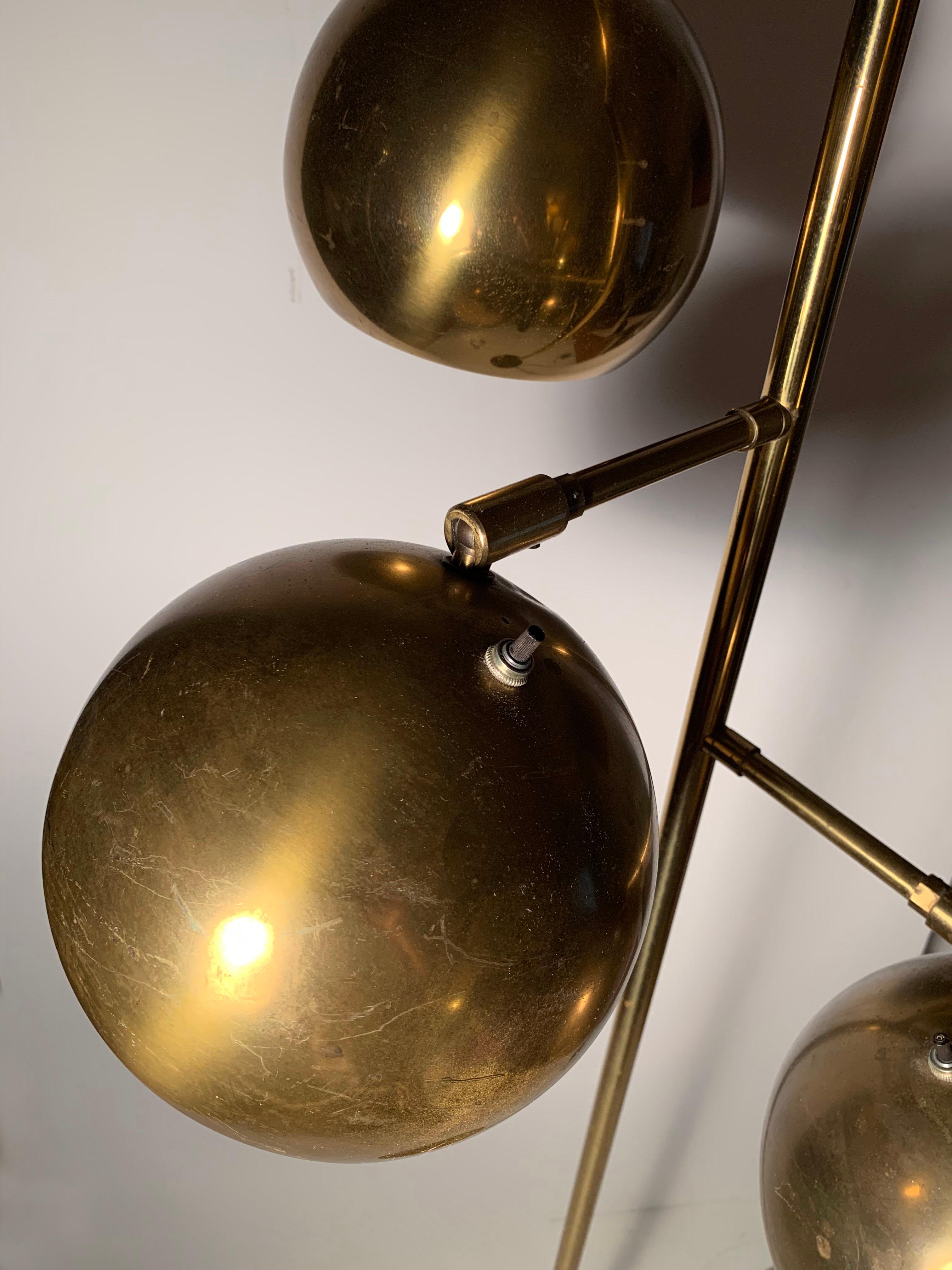 Koch & Lowy - Lampadaire articulé vintage à trois boules en laiton 1