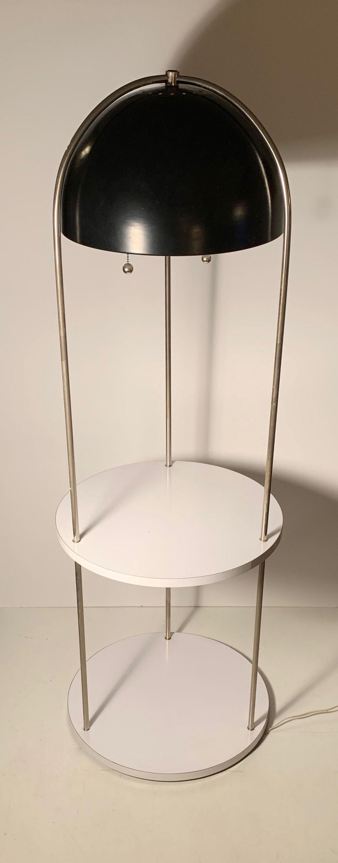 Vintage-Stehlampe, die Kovacs zugeschrieben wird. Kein Label gefunden. Eine postmoderne, architektonisch hochwertige Stehleuchte mit mehrstufigen Tischflächen und abgehängtem schwarzen Reflektor in Form einer Kuppel. Eine seltene Form, die es zu